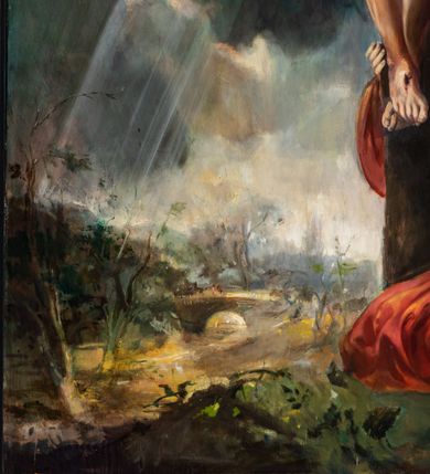 Zdjęcie nr 5: Obraz w kształcie zbliżonym do kwadratu, zamkniętego nadwieszonym łukiem półkolistym zawiera scenę Ukrzyżowania. Oś kompozycji stanowi ciemnobrązowy krzyż, o lekko wygiętej belce poziomej, do którego przybity jest Jezus. Smukłą sylwetkę charakteryzuje wyraźnie zarysowana muskulatura. Odchylona głowa zwrócona jest w trzech czwartych prawo. Pociągłą twarz charakteryzują duże, załzawione oczy o wzroku kierowanym ku górze, lekko rozchylone usta i krótki zarost. Długie włosy opadają na plecy i lewe ramię. Głowę wieńczy korona cierniowa. Ramiona ukazane są w głębokim, U-kształtnym zwisie. Tułów, o przebitym, prawym boku, cechuje wyraźnie zarysowana linia żeber. Biodra przesłania krótkie, białe perizonium o długich zwisach po bokach. Lekko zgięte w kolanach nogi przybite są jednym gwoździem. Pod krzyżem, po prawej stronie klęczy św. Maria Magdalena ubrana w szarobłękitną suknię i czerwony płaszcz. Pochyloną w dół głowę osłania opadająca na ramiona biała chusta. Święta prawą ręką obejmuje krzyż na wysokości stóp Jezusa, lewą wskazując na nie. Tuż obok stoi zwrócona profilem w lewo Matka Boska. Odchylając głowę do tyłu spogląda na Jezusa. Ubrana jest w niebieską suknię i niebieski płaszcz, głowę Marii osłania biała, opadająca na ramiona chusta. Prawa, zgięta w łokciu ręka uniesiona jest do góry, lewa opuszczona w dół. Obok Marii stoi zwrócony nieznacznie w trzech czwartych św. Jan Ewangelista. Pociągłą twarz, o młodzieńczych rysach ujmują sięgające ramion, bujne blond włosy. Święty ubrany jest jasnobrązową suknię i obszerny, ciemnozielony płaszcz o bordowym podszyciu. Tło sceny stanowi pejzaż o znacznie obniżonej linii horyzontu, z rzeką i kamiennym mostem. Niebo pokryte jest ciemnymi, skłębionymi chmurami, spomiędzy których przebijają delikatne promienie światła. W prawym dolnym rogu jest sygnatura „ZB(IGNIEW) JUSZCZAK &#039;99”. Obraz ujęty jest drewnianą, profilowaną ramą zdobioną marmoryzacją, złoceniem i srebrzeniem.         





