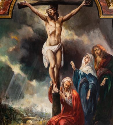 Zdjęcie nr 2: Obraz w kształcie zbliżonym do kwadratu, zamkniętego nadwieszonym łukiem półkolistym zawiera scenę Ukrzyżowania. Oś kompozycji stanowi ciemnobrązowy krzyż, o lekko wygiętej belce poziomej, do którego przybity jest Jezus. Smukłą sylwetkę charakteryzuje wyraźnie zarysowana muskulatura. Odchylona głowa zwrócona jest w trzech czwartych prawo. Pociągłą twarz charakteryzują duże, załzawione oczy o wzroku kierowanym ku górze, lekko rozchylone usta i krótki zarost. Długie włosy opadają na plecy i lewe ramię. Głowę wieńczy korona cierniowa. Ramiona ukazane są w głębokim, U-kształtnym zwisie. Tułów, o przebitym, prawym boku, cechuje wyraźnie zarysowana linia żeber. Biodra przesłania krótkie, białe perizonium o długich zwisach po bokach. Lekko zgięte w kolanach nogi przybite są jednym gwoździem. Pod krzyżem, po prawej stronie klęczy św. Maria Magdalena ubrana w szarobłękitną suknię i czerwony płaszcz. Pochyloną w dół głowę osłania opadająca na ramiona biała chusta. Święta prawą ręką obejmuje krzyż na wysokości stóp Jezusa, lewą wskazując na nie. Tuż obok stoi zwrócona profilem w lewo Matka Boska. Odchylając głowę do tyłu spogląda na Jezusa. Ubrana jest w niebieską suknię i niebieski płaszcz, głowę Marii osłania biała, opadająca na ramiona chusta. Prawa, zgięta w łokciu ręka uniesiona jest do góry, lewa opuszczona w dół. Obok Marii stoi zwrócony nieznacznie w trzech czwartych św. Jan Ewangelista. Pociągłą twarz, o młodzieńczych rysach ujmują sięgające ramion, bujne blond włosy. Święty ubrany jest jasnobrązową suknię i obszerny, ciemnozielony płaszcz o bordowym podszyciu. Tło sceny stanowi pejzaż o znacznie obniżonej linii horyzontu, z rzeką i kamiennym mostem. Niebo pokryte jest ciemnymi, skłębionymi chmurami, spomiędzy których przebijają delikatne promienie światła. W prawym dolnym rogu jest sygnatura „ZB(IGNIEW) JUSZCZAK '99”. Obraz ujęty jest drewnianą, profilowaną ramą zdobioną marmoryzacją, złoceniem i srebrzeniem.         





