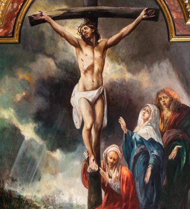 Zdjęcie nr 1: Obraz w kształcie zbliżonym do kwadratu, zamkniętego nadwieszonym łukiem półkolistym zawiera scenę Ukrzyżowania. Oś kompozycji stanowi ciemnobrązowy krzyż, o lekko wygiętej belce poziomej, do którego przybity jest Jezus. Smukłą sylwetkę charakteryzuje wyraźnie zarysowana muskulatura. Odchylona głowa zwrócona jest w trzech czwartych prawo. Pociągłą twarz charakteryzują duże, załzawione oczy o wzroku kierowanym ku górze, lekko rozchylone usta i krótki zarost. Długie włosy opadają na plecy i lewe ramię. Głowę wieńczy korona cierniowa. Ramiona ukazane są w głębokim, U-kształtnym zwisie. Tułów, o przebitym, prawym boku, cechuje wyraźnie zarysowana linia żeber. Biodra przesłania krótkie, białe perizonium o długich zwisach po bokach. Lekko zgięte w kolanach nogi przybite są jednym gwoździem. Pod krzyżem, po prawej stronie klęczy św. Maria Magdalena ubrana w szarobłękitną suknię i czerwony płaszcz. Pochyloną w dół głowę osłania opadająca na ramiona biała chusta. Święta prawą ręką obejmuje krzyż na wysokości stóp Jezusa, lewą wskazując na nie. Tuż obok stoi zwrócona profilem w lewo Matka Boska. Odchylając głowę do tyłu spogląda na Jezusa. Ubrana jest w niebieską suknię i niebieski płaszcz, głowę Marii osłania biała, opadająca na ramiona chusta. Prawa, zgięta w łokciu ręka uniesiona jest do góry, lewa opuszczona w dół. Obok Marii stoi zwrócony nieznacznie w trzech czwartych św. Jan Ewangelista. Pociągłą twarz, o młodzieńczych rysach ujmują sięgające ramion, bujne blond włosy. Święty ubrany jest jasnobrązową suknię i obszerny, ciemnozielony płaszcz o bordowym podszyciu. Tło sceny stanowi pejzaż o znacznie obniżonej linii horyzontu, z rzeką i kamiennym mostem. Niebo pokryte jest ciemnymi, skłębionymi chmurami, spomiędzy których przebijają delikatne promienie światła. W prawym dolnym rogu jest sygnatura „ZB(IGNIEW) JUSZCZAK '99”. Obraz ujęty jest drewnianą, profilowaną ramą zdobioną marmoryzacją, złoceniem i srebrzeniem.         





