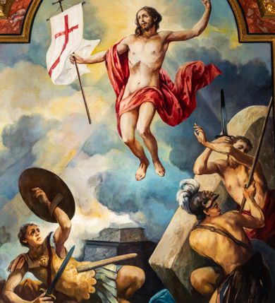 Zdjęcie nr 2: Obraz w kształcie zbliżonym do kwadratu zamkniętego półkolistym łukiem nadwieszonym, ujęty profilowaną, marmoryzowaną, złoconą i srebrzoną ramą z motywem astragalu, przedstawia scenę Zmartwychwstania Jezusa. Pośrodku kompozycji ukazana jest sylwetka unoszącego się Chrystusa zwróconego na wprost, z głową skierowaną w trzech czwartych w prawo. Pociągłą twarz charakteryzują subtelne rysy i krótki zarost. Długie, falowane włosy opadają na plecy i prawe ramię. Nagą, smukłą sylwetkę przesłania w partii bioder czerwony rozwiany płaszcz przewieszony przez prawe ramię. Ręce są rozłożone na boki, lewa uniesiona w geście błogosławieństwa, w prawej Jezus trzyma białą chorągiew z czerwonym krzyżem. Chrystus ukazany jest na tle pokrytego obłokami nieba. Na wysokości jego głowy rozsuwają się, odsłaniając słońce, którego promienie tworzą rodzaj nimbu. Dolną partię kompozycji zajmują sylwetki trzech żołnierzy w zbrojach rzymskich legionistów. Znajdujący się po lewej stronie ukazany jest w pozycji półleżącej. Trzymaną w prawej ręce tarczą osłania się od blasku bijącego od Jezusa. W lewej dłoni ma miecz. W głębi widać fragment kamiennego sarkofagu, którego wieko w postaci dużej, prostopadłościennej płyty zakończonej półkoliście, znajduje się po prawej stronie kompozycji w układzie diagonalnym. Za nim są sylwetki pozostałych dwóch żołnierzy. Pierwszy, skierowany profilem w prawo, przyklękając odwraca się do tyłu. Na głowie ma hełm z pióropuszem, biodra przesłania mu fartuch. W rękach trzyma włócznię. Dalej stoi drugi zwrócony na wprost podnosi do góry zgięte w łokciach ręce, w prawej trzymając miecz. U stóp żołnierzy leżą porzucone płaszcze i elementy uzbrojenia.   
W lewym dolnym rogu obrazu sygnatura „MAL(OWAŁ) ZB(IGNIEW) JUSZCZAK (19)99” .