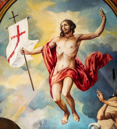 Zdjęcie nr 3: Obraz w kształcie zbliżonym do kwadratu zamkniętego półkolistym łukiem nadwieszonym, ujęty profilowaną, marmoryzowaną, złoconą i srebrzoną ramą z motywem astragalu, przedstawia scenę Zmartwychwstania Jezusa. Pośrodku kompozycji ukazana jest sylwetka unoszącego się Chrystusa zwróconego na wprost, z głową skierowaną w trzech czwartych w prawo. Pociągłą twarz charakteryzują subtelne rysy i krótki zarost. Długie, falowane włosy opadają na plecy i prawe ramię. Nagą, smukłą sylwetkę przesłania w partii bioder czerwony rozwiany płaszcz przewieszony przez prawe ramię. Ręce są rozłożone na boki, lewa uniesiona w geście błogosławieństwa, w prawej Jezus trzyma białą chorągiew z czerwonym krzyżem. Chrystus ukazany jest na tle pokrytego obłokami nieba. Na wysokości jego głowy rozsuwają się, odsłaniając słońce, którego promienie tworzą rodzaj nimbu. Dolną partię kompozycji zajmują sylwetki trzech żołnierzy w zbrojach rzymskich legionistów. Znajdujący się po lewej stronie ukazany jest w pozycji półleżącej. Trzymaną w prawej ręce tarczą osłania się od blasku bijącego od Jezusa. W lewej dłoni ma miecz. W głębi widać fragment kamiennego sarkofagu, którego wieko w postaci dużej, prostopadłościennej płyty zakończonej półkoliście, znajduje się po prawej stronie kompozycji w układzie diagonalnym. Za nim są sylwetki pozostałych dwóch żołnierzy. Pierwszy, skierowany profilem w prawo, przyklękając odwraca się do tyłu. Na głowie ma hełm z pióropuszem, biodra przesłania mu fartuch. W rękach trzyma włócznię. Dalej stoi drugi zwrócony na wprost podnosi do góry zgięte w łokciach ręce, w prawej trzymając miecz. U stóp żołnierzy leżą porzucone płaszcze i elementy uzbrojenia.   
W lewym dolnym rogu obrazu sygnatura „MAL(OWAŁ) ZB(IGNIEW) JUSZCZAK (19)99” .