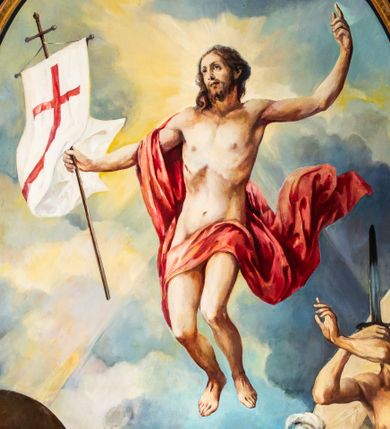 Zdjęcie nr 1: Obraz w kształcie zbliżonym do kwadratu zamkniętego półkolistym łukiem nadwieszonym, ujęty profilowaną, marmoryzowaną, złoconą i srebrzoną ramą z motywem astragalu, przedstawia scenę Zmartwychwstania Jezusa. Pośrodku kompozycji ukazana jest sylwetka unoszącego się Chrystusa zwróconego na wprost, z głową skierowaną w trzech czwartych w prawo. Pociągłą twarz charakteryzują subtelne rysy i krótki zarost. Długie, falowane włosy opadają na plecy i prawe ramię. Nagą, smukłą sylwetkę przesłania w partii bioder czerwony rozwiany płaszcz przewieszony przez prawe ramię. Ręce są rozłożone na boki, lewa uniesiona w geście błogosławieństwa, w prawej Jezus trzyma białą chorągiew z czerwonym krzyżem. Chrystus ukazany jest na tle pokrytego obłokami nieba. Na wysokości jego głowy rozsuwają się, odsłaniając słońce, którego promienie tworzą rodzaj nimbu. Dolną partię kompozycji zajmują sylwetki trzech żołnierzy w zbrojach rzymskich legionistów. Znajdujący się po lewej stronie ukazany jest w pozycji półleżącej. Trzymaną w prawej ręce tarczą osłania się od blasku bijącego od Jezusa. W lewej dłoni ma miecz. W głębi widać fragment kamiennego sarkofagu, którego wieko w postaci dużej, prostopadłościennej płyty zakończonej półkoliście, znajduje się po prawej stronie kompozycji w układzie diagonalnym. Za nim są sylwetki pozostałych dwóch żołnierzy. Pierwszy, skierowany profilem w prawo, przyklękając odwraca się do tyłu. Na głowie ma hełm z pióropuszem, biodra przesłania mu fartuch. W rękach trzyma włócznię. Dalej stoi drugi zwrócony na wprost podnosi do góry zgięte w łokciach ręce, w prawej trzymając miecz. U stóp żołnierzy leżą porzucone płaszcze i elementy uzbrojenia.   
W lewym dolnym rogu obrazu sygnatura „MAL(OWAŁ) ZB(IGNIEW) JUSZCZAK (19)99” .