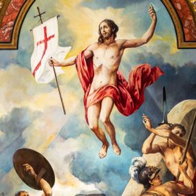 Zdjęcie nr 1: Obraz w kształcie zbliżonym do kwadratu zamkniętego półkolistym łukiem nadwieszonym, ujęty profilowaną, marmoryzowaną, złoconą i srebrzoną ramą z motywem astragalu, przedstawia scenę Zmartwychwstania Jezusa. Pośrodku kompozycji ukazana jest sylwetka unoszącego się Chrystusa zwróconego na wprost, z głową skierowaną w trzech czwartych w prawo. Pociągłą twarz charakteryzują subtelne rysy i krótki zarost. Długie, falowane włosy opadają na plecy i prawe ramię. Nagą, smukłą sylwetkę przesłania w partii bioder czerwony rozwiany płaszcz przewieszony przez prawe ramię. Ręce są rozłożone na boki, lewa uniesiona w geście błogosławieństwa, w prawej Jezus trzyma białą chorągiew z czerwonym krzyżem. Chrystus ukazany jest na tle pokrytego obłokami nieba. Na wysokości jego głowy rozsuwają się, odsłaniając słońce, którego promienie tworzą rodzaj nimbu. Dolną partię kompozycji zajmują sylwetki trzech żołnierzy w zbrojach rzymskich legionistów. Znajdujący się po lewej stronie ukazany jest w pozycji półleżącej. Trzymaną w prawej ręce tarczą osłania się od blasku bijącego od Jezusa. W lewej dłoni ma miecz. W głębi widać fragment kamiennego sarkofagu, którego wieko w postaci dużej, prostopadłościennej płyty zakończonej półkoliście, znajduje się po prawej stronie kompozycji w układzie diagonalnym. Za nim są sylwetki pozostałych dwóch żołnierzy. Pierwszy, skierowany profilem w prawo, przyklękając odwraca się do tyłu. Na głowie ma hełm z pióropuszem, biodra przesłania mu fartuch. W rękach trzyma włócznię. Dalej stoi drugi zwrócony na wprost podnosi do góry zgięte w łokciach ręce, w prawej trzymając miecz. U stóp żołnierzy leżą porzucone płaszcze i elementy uzbrojenia.   
W lewym dolnym rogu obrazu sygnatura „MAL(OWAŁ) ZB(IGNIEW) JUSZCZAK (19)99” .