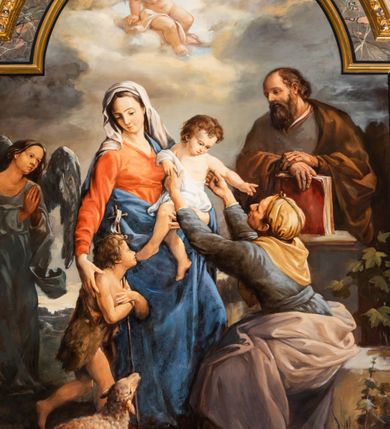 Zdjęcie nr 2: Obraz w kształcie zbliżonym do kwadratu zamkniętego półkolistym łukiem nadwieszonym, ujęty dekoracyjną ramą z motywem złocono-srebrzonego astragalu, marmoryzacji i złoconej listwy w kształcie półwałka. Wielofiguralna kompozycja przedstawia Świętą Rodzinę ze św. Anną i małym św. Janem Chrzcicielem. Pośrodku ukazana jest stojąca postać Marii zwróconej w trzech czwartych w lewo i spoglądającej w dół w prawo. Owalną twarz charakteryzuje promienna cera o delikatnych, młodzieńczych rysach. Maria ubrana jest w czerwoną suknię i niebieski płaszcz, na głowie ma białą, opadającą na ramiona chustę. Lewą rękę podtrzymuje Dzieciątko Jezus, prawą przygarnia do siebie zwróconego profilem w lewo Jana Chrzciciela. Ukazany w wykroku św. Jan jest lekko pochylony w kierunku Marii. Zaokrągloną twarz charakteryzują delikatne, dziecięce rysy. Włosy ma krótkie, kręcone. Nagą sylwetkę przesłania krótka, zarzucona na lewe ramię skóra zwierzęca. Złożonymi na piersiach rękami podtrzymuje krzyż na długim drzewcu z banderolą. U stóp leży baranek. Jan spogląda w kierunku odwracającego się w lewo Dzieciątka. Pochyloną głowę charakteryzują owalna twarz o drobnych rysach i krótkie, brązowe włosy. Nagą sylwetkę osłania biała szata. Jezus wyciąga ręce w kierunku siedzącej na kamiennym postumencie św. Anny. Zwrócona profilem w prawo kobieta pochyla się nieco do przodu, odchylając do tyłu głowę. Widoczna częściowo twarz o cechach kobiety w podeszłym wieku. Święta ubrana jest w szaroniebieską, przewiązaną w pasie suknię, żółtą, związaną nad czołem chustę opadającą na plecy oraz zsuwający się z bioder popielaty płaszcz. Stopy są bose. Ręce wyciąga do góry, w kierunku Jezusa. W tle, za św. Anną stoi św. Józef w trzech czwartych zwrócony w prawo. Lekko łysiejącą głowę, o brązowych włosach charakteryzuje pociągła twarz z długim, ciemnobrązowym zarostem. Święty ubrany jest w szarobrązową suknię i narzucony na ramiona brązowy płaszcz. Lewą dłoń wspiera na nadgarstku prawej ręki, którą podtrzymuje wspartą na kamiennym postumencie księgę w czerwonej oprawie. W głębi, po lewej stronie kompozycji widoczna jest postać stojącego anioła o przechylonej w lewo głowie i rękach złożonych w geście modlitwy. Ubrany jest w długą, rozwianą niebiesko-szarą szatę. W górnej partii obrazu, pośród pokrywających niebo obłoków jest anioł i para uskrzydlonych główek anielskich. Tło sceny stanowi pejzaż o obniżonej linii horyzontu, kompozycję dopełnia widoczna po prawej stronie obrazu roślinność.         
Na ramie tabliczka z napisem „FUNDATOR / GRAŻYNA I JAN WÓJCIAK” .