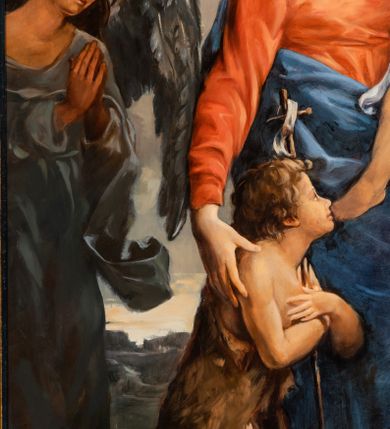 Zdjęcie nr 6: Obraz w kształcie zbliżonym do kwadratu zamkniętego półkolistym łukiem nadwieszonym, ujęty dekoracyjną ramą z motywem złocono-srebrzonego astragalu, marmoryzacji i złoconej listwy w kształcie półwałka. Wielofiguralna kompozycja przedstawia Świętą Rodzinę ze św. Anną i małym św. Janem Chrzcicielem. Pośrodku ukazana jest stojąca postać Marii zwróconej w trzech czwartych w lewo i spoglądającej w dół w prawo. Owalną twarz charakteryzuje promienna cera o delikatnych, młodzieńczych rysach. Maria ubrana jest w czerwoną suknię i niebieski płaszcz, na głowie ma białą, opadającą na ramiona chustę. Lewą rękę podtrzymuje Dzieciątko Jezus, prawą przygarnia do siebie zwróconego profilem w lewo Jana Chrzciciela. Ukazany w wykroku św. Jan jest lekko pochylony w kierunku Marii. Zaokrągloną twarz charakteryzują delikatne, dziecięce rysy. Włosy ma krótkie, kręcone. Nagą sylwetkę przesłania krótka, zarzucona na lewe ramię skóra zwierzęca. Złożonymi na piersiach rękami podtrzymuje krzyż na długim drzewcu z banderolą. U stóp leży baranek. Jan spogląda w kierunku odwracającego się w lewo Dzieciątka. Pochyloną głowę charakteryzują owalna twarz o drobnych rysach i krótkie, brązowe włosy. Nagą sylwetkę osłania biała szata. Jezus wyciąga ręce w kierunku siedzącej na kamiennym postumencie św. Anny. Zwrócona profilem w prawo kobieta pochyla się nieco do przodu, odchylając do tyłu głowę. Widoczna częściowo twarz o cechach kobiety w podeszłym wieku. Święta ubrana jest w szaroniebieską, przewiązaną w pasie suknię, żółtą, związaną nad czołem chustę opadającą na plecy oraz zsuwający się z bioder popielaty płaszcz. Stopy są bose. Ręce wyciąga do góry, w kierunku Jezusa. W tle, za św. Anną stoi św. Józef w trzech czwartych zwrócony w prawo. Lekko łysiejącą głowę, o brązowych włosach charakteryzuje pociągła twarz z długim, ciemnobrązowym zarostem. Święty ubrany jest w szarobrązową suknię i narzucony na ramiona brązowy płaszcz. Lewą dłoń wspiera na nadgarstku prawej ręki, którą podtrzymuje wspartą na kamiennym postumencie księgę w czerwonej oprawie. W głębi, po lewej stronie kompozycji widoczna jest postać stojącego anioła o przechylonej w lewo głowie i rękach złożonych w geście modlitwy. Ubrany jest w długą, rozwianą niebiesko-szarą szatę. W górnej partii obrazu, pośród pokrywających niebo obłoków jest anioł i para uskrzydlonych główek anielskich. Tło sceny stanowi pejzaż o obniżonej linii horyzontu, kompozycję dopełnia widoczna po prawej stronie obrazu roślinność.         
Na ramie tabliczka z napisem „FUNDATOR / GRAŻYNA I JAN WÓJCIAK” .