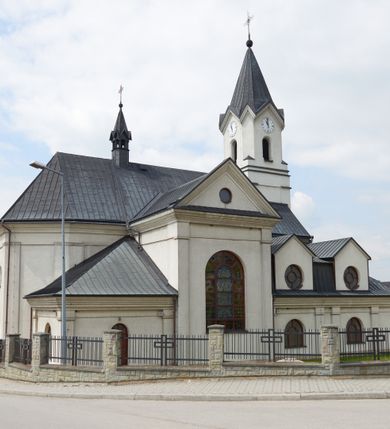 Zdjęcie nr 1: Kościół jest usytuowany pośrodku wsi Waksmund, na północ od głównej drogi z Łopusznej do Nowego Targu. Teren wokół niego jest otoczony żeliwnym płotem na kamiennej podmurówce. Na plac kościelny, od strony północno-wschodniej prowadzi murowana, otynkowana brama, nakryta dwuspadowym daszkiem z rzeźbą św. Michała Archanioła umieszczoną we wnęce nad arkadą od strony zewnętrznej.

Kościół jest orientowany. Bryłę świątyni tworzy trójnawowy korpus (przed rozbudową jednonawowy) z pseudotranseptem, węższe prezbiterium zakończone trójbocznie i wieża od zachodu. Główne wejście do świątyni prowadzi od strony zachodniej poprzez obszerną kruchtę rozbudowaną na szerokość całego kościoła z trójprzęsłową arkadą pośrodku. Osobne wejścia znajdują się od strony południowej poprzez niewielki przedsionek kaplicy oraz od strony północnej poprzez drzwi do zakrystii. Kaplica i zakrystia umieszczone są na zakończeniu naw bocznych od strony wschodniej. Wnętrze świątyni artykułowane jest masywnymi filarami, ustawionymi na styku nawy głównej z nawami bocznymi, które wspierają sklepienia krzyżowo-żebrowe. Nawę główną od prezbiterium, a także od ramion pseudotranseptu oddzielają półkoliście zakończone arkady. Na zakończeniu naw od strony zachodniej, znajdują się chóry muzyczne, głęboko wysunięte ku środkowi kościoła, z wybrzuszoną częścią środkową; w nawie głównej chór wsparty jest na parze kolumn. Nawy są oświetlone umieszczonymi w południowych i północnych ścianach prostokątnymi otworami okiennymi, zamkniętymi półkoliście (większymi na zakończeniu ramion pseudotraseptu i mniejszymi w nawach bocznych oraz w kaplicy i zakrystii). Okna w pseudotransepcie oraz jedno w kaplicy przeszklone są witrażami. Dodatkowe, pojedyncze okrągłe otwory okienne znajdują się w lukarnach oraz na ścianie wschodniej prezbiterium.

W zewnętrznej elewacji kościoła widoczny jest niewysoki, kamienny cokół, wykonany z regularnych ciosów kamienia. Elewacje ścian artykułowane są pionowymi lizenami oraz zakończone są niepełnym belkowaniem z profilowanymi gzymsami, opasującym cały budynek. Wieża jest trójkondygnacyjna, wtopiona w bryłę kościoła, na planie kwadratu. W partii drugiej kondygnacji naroża flankowane są lizenami, znajduje się tam również niewielkie okno od strony zachodniej; trzecia o ściętych narożach, a każda ze ścian przepruta jest otworami oraz dekorowana tarczami zegarowymi. 

Nawa główna z prezbiterium oraz pseduotransept nakryte są dwuspadowymi dachami z ocynkowanej blachy, a nad nawami bocznymi i kruchtą z przodu kościoła położone są dachy wielospadowe z lukarnami. Wieża nakryta jest ośmiobocznym, smukłym dachem wieżowym, zakończonym żeliwnym krzyżem, osadzonym na kuli. Nad kaplicą południową wznosi się niewielka wieżyczka z okrągłymi, małymi okienkami, nakryta ośmiospadowym niewysokim dachem wieżowym z krzyżem w zwieńczeniu, a na skrzyżowaniu nawy głównej z pseudotranseptem umieszczona jest niewielka wieżyczka na sygnaturkę, nakryta dachem wieżowym, zakończonym krzyżem.

