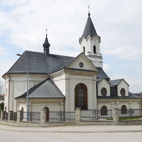 Zdjęcie nr 1: Kościół jest usytuowany pośrodku wsi Waksmund, na północ od głównej drogi z Łopusznej do Nowego Targu. Teren wokół niego jest otoczony żeliwnym płotem na kamiennej podmurówce. Na plac kościelny, od strony północno-wschodniej prowadzi murowana, otynkowana brama, nakryta dwuspadowym daszkiem z rzeźbą św. Michała Archanioła umieszczoną we wnęce nad arkadą od strony zewnętrznej.

Kościół jest orientowany. Bryłę świątyni tworzy trójnawowy korpus (przed rozbudową jednonawowy) z pseudotranseptem, węższe prezbiterium zakończone trójbocznie i wieża od zachodu. Główne wejście do świątyni prowadzi od strony zachodniej poprzez obszerną kruchtę rozbudowaną na szerokość całego kościoła z trójprzęsłową arkadą pośrodku. Osobne wejścia znajdują się od strony południowej poprzez niewielki przedsionek kaplicy oraz od strony północnej poprzez drzwi do zakrystii. Kaplica i zakrystia umieszczone są na zakończeniu naw bocznych od strony wschodniej. Wnętrze świątyni artykułowane jest masywnymi filarami, ustawionymi na styku nawy głównej z nawami bocznymi, które wspierają sklepienia krzyżowo-żebrowe. Nawę główną od prezbiterium, a także od ramion pseudotranseptu oddzielają półkoliście zakończone arkady. Na zakończeniu naw od strony zachodniej, znajdują się chóry muzyczne, głęboko wysunięte ku środkowi kościoła, z wybrzuszoną częścią środkową; w nawie głównej chór wsparty jest na parze kolumn. Nawy są oświetlone umieszczonymi w południowych i północnych ścianach prostokątnymi otworami okiennymi, zamkniętymi półkoliście (większymi na zakończeniu ramion pseudotraseptu i mniejszymi w nawach bocznych oraz w kaplicy i zakrystii). Okna w pseudotransepcie oraz jedno w kaplicy przeszklone są witrażami. Dodatkowe, pojedyncze okrągłe otwory okienne znajdują się w lukarnach oraz na ścianie wschodniej prezbiterium.

W zewnętrznej elewacji kościoła widoczny jest niewysoki, kamienny cokół, wykonany z regularnych ciosów kamienia. Elewacje ścian artykułowane są pionowymi lizenami oraz zakończone są niepełnym belkowaniem z profilowanymi gzymsami, opasującym cały budynek. Wieża jest trójkondygnacyjna, wtopiona w bryłę kościoła, na planie kwadratu. W partii drugiej kondygnacji naroża flankowane są lizenami, znajduje się tam również niewielkie okno od strony zachodniej; trzecia o ściętych narożach, a każda ze ścian przepruta jest otworami oraz dekorowana tarczami zegarowymi. 

Nawa główna z prezbiterium oraz pseduotransept nakryte są dwuspadowymi dachami z ocynkowanej blachy, a nad nawami bocznymi i kruchtą z przodu kościoła położone są dachy wielospadowe z lukarnami. Wieża nakryta jest ośmiobocznym, smukłym dachem wieżowym, zakończonym żeliwnym krzyżem, osadzonym na kuli. Nad kaplicą południową wznosi się niewielka wieżyczka z okrągłymi, małymi okienkami, nakryta ośmiospadowym niewysokim dachem wieżowym z krzyżem w zwieńczeniu, a na skrzyżowaniu nawy głównej z pseudotranseptem umieszczona jest niewielka wieżyczka na sygnaturkę, nakryta dachem wieżowym, zakończonym krzyżem.

