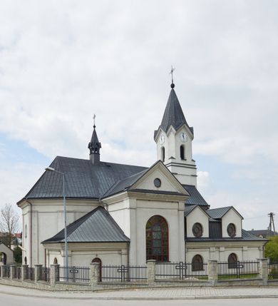 Zdjęcie nr 2: Kościół jest usytuowany pośrodku wsi Waksmund, na północ od głównej drogi z Łopusznej do Nowego Targu. Teren wokół niego jest otoczony żeliwnym płotem na kamiennej podmurówce. Na plac kościelny, od strony północno-wschodniej prowadzi murowana, otynkowana brama, nakryta dwuspadowym daszkiem z rzeźbą św. Michała Archanioła umieszczoną we wnęce nad arkadą od strony zewnętrznej.

Kościół jest orientowany. Bryłę świątyni tworzy trójnawowy korpus (przed rozbudową jednonawowy) z pseudotranseptem, węższe prezbiterium zakończone trójbocznie i wieża od zachodu. Główne wejście do świątyni prowadzi od strony zachodniej poprzez obszerną kruchtę rozbudowaną na szerokość całego kościoła z trójprzęsłową arkadą pośrodku. Osobne wejścia znajdują się od strony południowej poprzez niewielki przedsionek kaplicy oraz od strony północnej poprzez drzwi do zakrystii. Kaplica i zakrystia umieszczone są na zakończeniu naw bocznych od strony wschodniej. Wnętrze świątyni artykułowane jest masywnymi filarami, ustawionymi na styku nawy głównej z nawami bocznymi, które wspierają sklepienia krzyżowo-żebrowe. Nawę główną od prezbiterium, a także od ramion pseudotranseptu oddzielają półkoliście zakończone arkady. Na zakończeniu naw od strony zachodniej, znajdują się chóry muzyczne, głęboko wysunięte ku środkowi kościoła, z wybrzuszoną częścią środkową; w nawie głównej chór wsparty jest na parze kolumn. Nawy są oświetlone umieszczonymi w południowych i północnych ścianach prostokątnymi otworami okiennymi, zamkniętymi półkoliście (większymi na zakończeniu ramion pseudotraseptu i mniejszymi w nawach bocznych oraz w kaplicy i zakrystii). Okna w pseudotransepcie oraz jedno w kaplicy przeszklone są witrażami. Dodatkowe, pojedyncze okrągłe otwory okienne znajdują się w lukarnach oraz na ścianie wschodniej prezbiterium.

W zewnętrznej elewacji kościoła widoczny jest niewysoki, kamienny cokół, wykonany z regularnych ciosów kamienia. Elewacje ścian artykułowane są pionowymi lizenami oraz zakończone są niepełnym belkowaniem z profilowanymi gzymsami, opasującym cały budynek. Wieża jest trójkondygnacyjna, wtopiona w bryłę kościoła, na planie kwadratu. W partii drugiej kondygnacji naroża flankowane są lizenami, znajduje się tam również niewielkie okno od strony zachodniej; trzecia o ściętych narożach, a każda ze ścian przepruta jest otworami oraz dekorowana tarczami zegarowymi. 

Nawa główna z prezbiterium oraz pseduotransept nakryte są dwuspadowymi dachami z ocynkowanej blachy, a nad nawami bocznymi i kruchtą z przodu kościoła położone są dachy wielospadowe z lukarnami. Wieża nakryta jest ośmiobocznym, smukłym dachem wieżowym, zakończonym żeliwnym krzyżem, osadzonym na kuli. Nad kaplicą południową wznosi się niewielka wieżyczka z okrągłymi, małymi okienkami, nakryta ośmiospadowym niewysokim dachem wieżowym z krzyżem w zwieńczeniu, a na skrzyżowaniu nawy głównej z pseudotranseptem umieszczona jest niewielka wieżyczka na sygnaturkę, nakryta dachem wieżowym, zakończonym krzyżem.

