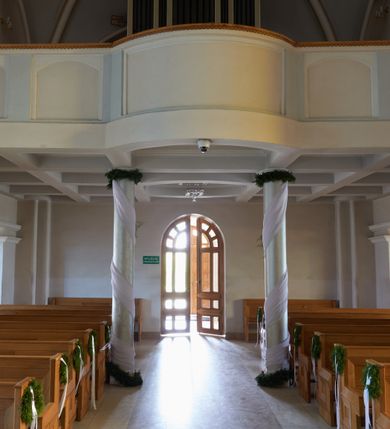 Zdjęcie nr 9: Kościół jest usytuowany pośrodku wsi Waksmund, na północ od głównej drogi z Łopusznej do Nowego Targu. Teren wokół niego jest otoczony żeliwnym płotem na kamiennej podmurówce. Na plac kościelny, od strony północno-wschodniej prowadzi murowana, otynkowana brama, nakryta dwuspadowym daszkiem z rzeźbą św. Michała Archanioła umieszczoną we wnęce nad arkadą od strony zewnętrznej.

Kościół jest orientowany. Bryłę świątyni tworzy trójnawowy korpus (przed rozbudową jednonawowy) z pseudotranseptem, węższe prezbiterium zakończone trójbocznie i wieża od zachodu. Główne wejście do świątyni prowadzi od strony zachodniej poprzez obszerną kruchtę rozbudowaną na szerokość całego kościoła z trójprzęsłową arkadą pośrodku. Osobne wejścia znajdują się od strony południowej poprzez niewielki przedsionek kaplicy oraz od strony północnej poprzez drzwi do zakrystii. Kaplica i zakrystia umieszczone są na zakończeniu naw bocznych od strony wschodniej. Wnętrze świątyni artykułowane jest masywnymi filarami, ustawionymi na styku nawy głównej z nawami bocznymi, które wspierają sklepienia krzyżowo-żebrowe. Nawę główną od prezbiterium, a także od ramion pseudotranseptu oddzielają półkoliście zakończone arkady. Na zakończeniu naw od strony zachodniej, znajdują się chóry muzyczne, głęboko wysunięte ku środkowi kościoła, z wybrzuszoną częścią środkową; w nawie głównej chór wsparty jest na parze kolumn. Nawy są oświetlone umieszczonymi w południowych i północnych ścianach prostokątnymi otworami okiennymi, zamkniętymi półkoliście (większymi na zakończeniu ramion pseudotraseptu i mniejszymi w nawach bocznych oraz w kaplicy i zakrystii). Okna w pseudotransepcie oraz jedno w kaplicy przeszklone są witrażami. Dodatkowe, pojedyncze okrągłe otwory okienne znajdują się w lukarnach oraz na ścianie wschodniej prezbiterium.

W zewnętrznej elewacji kościoła widoczny jest niewysoki, kamienny cokół, wykonany z regularnych ciosów kamienia. Elewacje ścian artykułowane są pionowymi lizenami oraz zakończone są niepełnym belkowaniem z profilowanymi gzymsami, opasującym cały budynek. Wieża jest trójkondygnacyjna, wtopiona w bryłę kościoła, na planie kwadratu. W partii drugiej kondygnacji naroża flankowane są lizenami, znajduje się tam również niewielkie okno od strony zachodniej; trzecia o ściętych narożach, a każda ze ścian przepruta jest otworami oraz dekorowana tarczami zegarowymi. 

Nawa główna z prezbiterium oraz pseduotransept nakryte są dwuspadowymi dachami z ocynkowanej blachy, a nad nawami bocznymi i kruchtą z przodu kościoła położone są dachy wielospadowe z lukarnami. Wieża nakryta jest ośmiobocznym, smukłym dachem wieżowym, zakończonym żeliwnym krzyżem, osadzonym na kuli. Nad kaplicą południową wznosi się niewielka wieżyczka z okrągłymi, małymi okienkami, nakryta ośmiospadowym niewysokim dachem wieżowym z krzyżem w zwieńczeniu, a na skrzyżowaniu nawy głównej z pseudotranseptem umieszczona jest niewielka wieżyczka na sygnaturkę, nakryta dachem wieżowym, zakończonym krzyżem.

