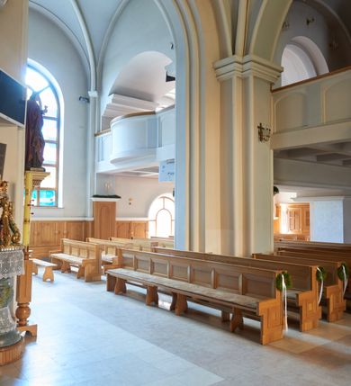 Zdjęcie nr 8: Kościół jest usytuowany pośrodku wsi Waksmund, na północ od głównej drogi z Łopusznej do Nowego Targu. Teren wokół niego jest otoczony żeliwnym płotem na kamiennej podmurówce. Na plac kościelny, od strony północno-wschodniej prowadzi murowana, otynkowana brama, nakryta dwuspadowym daszkiem z rzeźbą św. Michała Archanioła umieszczoną we wnęce nad arkadą od strony zewnętrznej.

Kościół jest orientowany. Bryłę świątyni tworzy trójnawowy korpus (przed rozbudową jednonawowy) z pseudotranseptem, węższe prezbiterium zakończone trójbocznie i wieża od zachodu. Główne wejście do świątyni prowadzi od strony zachodniej poprzez obszerną kruchtę rozbudowaną na szerokość całego kościoła z trójprzęsłową arkadą pośrodku. Osobne wejścia znajdują się od strony południowej poprzez niewielki przedsionek kaplicy oraz od strony północnej poprzez drzwi do zakrystii. Kaplica i zakrystia umieszczone są na zakończeniu naw bocznych od strony wschodniej. Wnętrze świątyni artykułowane jest masywnymi filarami, ustawionymi na styku nawy głównej z nawami bocznymi, które wspierają sklepienia krzyżowo-żebrowe. Nawę główną od prezbiterium, a także od ramion pseudotranseptu oddzielają półkoliście zakończone arkady. Na zakończeniu naw od strony zachodniej, znajdują się chóry muzyczne, głęboko wysunięte ku środkowi kościoła, z wybrzuszoną częścią środkową; w nawie głównej chór wsparty jest na parze kolumn. Nawy są oświetlone umieszczonymi w południowych i północnych ścianach prostokątnymi otworami okiennymi, zamkniętymi półkoliście (większymi na zakończeniu ramion pseudotraseptu i mniejszymi w nawach bocznych oraz w kaplicy i zakrystii). Okna w pseudotransepcie oraz jedno w kaplicy przeszklone są witrażami. Dodatkowe, pojedyncze okrągłe otwory okienne znajdują się w lukarnach oraz na ścianie wschodniej prezbiterium.

W zewnętrznej elewacji kościoła widoczny jest niewysoki, kamienny cokół, wykonany z regularnych ciosów kamienia. Elewacje ścian artykułowane są pionowymi lizenami oraz zakończone są niepełnym belkowaniem z profilowanymi gzymsami, opasującym cały budynek. Wieża jest trójkondygnacyjna, wtopiona w bryłę kościoła, na planie kwadratu. W partii drugiej kondygnacji naroża flankowane są lizenami, znajduje się tam również niewielkie okno od strony zachodniej; trzecia o ściętych narożach, a każda ze ścian przepruta jest otworami oraz dekorowana tarczami zegarowymi. 

Nawa główna z prezbiterium oraz pseduotransept nakryte są dwuspadowymi dachami z ocynkowanej blachy, a nad nawami bocznymi i kruchtą z przodu kościoła położone są dachy wielospadowe z lukarnami. Wieża nakryta jest ośmiobocznym, smukłym dachem wieżowym, zakończonym żeliwnym krzyżem, osadzonym na kuli. Nad kaplicą południową wznosi się niewielka wieżyczka z okrągłymi, małymi okienkami, nakryta ośmiospadowym niewysokim dachem wieżowym z krzyżem w zwieńczeniu, a na skrzyżowaniu nawy głównej z pseudotranseptem umieszczona jest niewielka wieżyczka na sygnaturkę, nakryta dachem wieżowym, zakończonym krzyżem.

