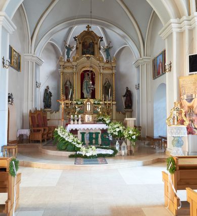 Zdjęcie nr 7: Kościół jest usytuowany pośrodku wsi Waksmund, na północ od głównej drogi z Łopusznej do Nowego Targu. Teren wokół niego jest otoczony żeliwnym płotem na kamiennej podmurówce. Na plac kościelny, od strony północno-wschodniej prowadzi murowana, otynkowana brama, nakryta dwuspadowym daszkiem z rzeźbą św. Michała Archanioła umieszczoną we wnęce nad arkadą od strony zewnętrznej.

Kościół jest orientowany. Bryłę świątyni tworzy trójnawowy korpus (przed rozbudową jednonawowy) z pseudotranseptem, węższe prezbiterium zakończone trójbocznie i wieża od zachodu. Główne wejście do świątyni prowadzi od strony zachodniej poprzez obszerną kruchtę rozbudowaną na szerokość całego kościoła z trójprzęsłową arkadą pośrodku. Osobne wejścia znajdują się od strony południowej poprzez niewielki przedsionek kaplicy oraz od strony północnej poprzez drzwi do zakrystii. Kaplica i zakrystia umieszczone są na zakończeniu naw bocznych od strony wschodniej. Wnętrze świątyni artykułowane jest masywnymi filarami, ustawionymi na styku nawy głównej z nawami bocznymi, które wspierają sklepienia krzyżowo-żebrowe. Nawę główną od prezbiterium, a także od ramion pseudotranseptu oddzielają półkoliście zakończone arkady. Na zakończeniu naw od strony zachodniej, znajdują się chóry muzyczne, głęboko wysunięte ku środkowi kościoła, z wybrzuszoną częścią środkową; w nawie głównej chór wsparty jest na parze kolumn. Nawy są oświetlone umieszczonymi w południowych i północnych ścianach prostokątnymi otworami okiennymi, zamkniętymi półkoliście (większymi na zakończeniu ramion pseudotraseptu i mniejszymi w nawach bocznych oraz w kaplicy i zakrystii). Okna w pseudotransepcie oraz jedno w kaplicy przeszklone są witrażami. Dodatkowe, pojedyncze okrągłe otwory okienne znajdują się w lukarnach oraz na ścianie wschodniej prezbiterium.

W zewnętrznej elewacji kościoła widoczny jest niewysoki, kamienny cokół, wykonany z regularnych ciosów kamienia. Elewacje ścian artykułowane są pionowymi lizenami oraz zakończone są niepełnym belkowaniem z profilowanymi gzymsami, opasującym cały budynek. Wieża jest trójkondygnacyjna, wtopiona w bryłę kościoła, na planie kwadratu. W partii drugiej kondygnacji naroża flankowane są lizenami, znajduje się tam również niewielkie okno od strony zachodniej; trzecia o ściętych narożach, a każda ze ścian przepruta jest otworami oraz dekorowana tarczami zegarowymi. 

Nawa główna z prezbiterium oraz pseduotransept nakryte są dwuspadowymi dachami z ocynkowanej blachy, a nad nawami bocznymi i kruchtą z przodu kościoła położone są dachy wielospadowe z lukarnami. Wieża nakryta jest ośmiobocznym, smukłym dachem wieżowym, zakończonym żeliwnym krzyżem, osadzonym na kuli. Nad kaplicą południową wznosi się niewielka wieżyczka z okrągłymi, małymi okienkami, nakryta ośmiospadowym niewysokim dachem wieżowym z krzyżem w zwieńczeniu, a na skrzyżowaniu nawy głównej z pseudotranseptem umieszczona jest niewielka wieżyczka na sygnaturkę, nakryta dachem wieżowym, zakończonym krzyżem.

