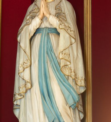 Zdjęcie nr 14: Ołtarz drewniany, zbliżony do prostopadłościanu, zwężający się ku dołowi, zakończony profilowanym gzymsem. Antependium dekorowane płycinami. Mensa drewniana. 

Tabernakulum połączone z tronem wystawienia, trójosiowe, ustawione na wysokim prostopadłościennym cokole, przed który wysunięta jest prostopadłościenna skrzynka tabernakulum. Tabernakulum ustawione na niskim, profilowanym cokole, flankowane pilastrami z płaskorzeźbionym winnym gronem, zamknięte od góry profilowanym gzymsem. Drzwiczki metalowe, groszkowane z aplikowanym kielichem z Hostią w glorii, ujęte esownicami. Tron wystawienia ustawiony nad tabernakulum w formie skrzynki zamkniętej półkoliście dwoma antytetycznymi esownicami, całość zwieńczona figurką baranka leżącego na księdze; nisza obrotowa, z jednej strony wypukła z płaskorzeźbionym przedstawieniem krucyfiksu. Tron flankują dwie ścianki stanowiące tło dla dwóch figur adorujących, czyli klęczących na cokołach aniołów. 

Nastawa ołtarzowa architektoniczna, trójosiowa z bramkami, jednokondygnacyjna ze zwieńczeniem, ustawiona na wysokim, dwustrefowym cokole. Osie wydzielone dwiema parami pilastrów i stojących przed nimi smukłych kolumn o stylizowanych kapitelach kompozytowych i skręconych trzonach na wysokości 2/5. Podpory dźwigają pełne belkowanie wyłamane na ich osi, przyjmujące nad polem środkowym kształt łuku segmentowego; na belkowaniu dwie figury aniołów dmących w trąby na ornamentalnych konsolach. W polu środkowym głęboka nisza ujęta profilowaną ramą w formie stojącego prostokąta, zamkniętego łukiem półkolistym nadwieszonym z figurą Matki Boskiej z Lourdes, na osiach bocznych na ornamentalnych konsolach figury św. Katarzyny po lewej stronie i św. Barbary po prawej stronie. Zwieńczenie w formie stojącego prostokąta zamkniętego półkoliście dwiema antytetycznie ustawionymi wolutami oraz krzyżem na szczycie; boki zwieńczenia ujęte spływami wolutowymi. W polu zwieńczenia obraz z przedstawieniem Trójcy Świętej ujęty profilowaną ramą w formie stojącego prostokąta zamkniętego łukiem półkolistym nadwieszonym oraz stylizowaną archiwoltą. Całość zamknięta dwiema wolutami z liści stylizowanego akantu oraz krzyżykiem. Bramki w formie drzwiczek na wysokości cokołu ołtarza, zamkniętych ukośnie z dekoracją ornamentalną wzdłuż brzegu. Po bokach bramek dwa cokoły wsparte na kolumnach, na których ustawione są rzeźby: św. Piotra po lewej stronie i św. Pawła po drugiej. 

Fryz dekorowany palmetami ujętymi ornamentem roślinnym; nad łukiem niszy środkowej muszla i ornament roślinny; ponad belkowaniem uskrzydlona główka anielska. Na belkowaniu, na osiach skrajnych stylizowane wazony. Zwieńczenie ujęte festonami utworzonymi z róż, kampanuli i wici roślinnej. Struktura polichromowana w kolorze beżowym, jasnoróżowymi i bordowymi akcentami; kolumny, profile i ornamentyka złocone. Po prawej stronie ołtarza sygnatura: "G(RZEGORZ) F(RANCISZEK) BEŁTOWSKI / Nowy Targ / 1909".
