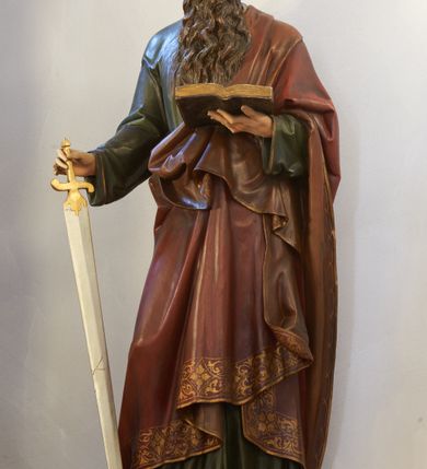 Zdjęcie nr 3: Ołtarz drewniany, zbliżony do prostopadłościanu, zwężający się ku dołowi, zakończony profilowanym gzymsem. Antependium dekorowane płycinami. Mensa drewniana. 

Tabernakulum połączone z tronem wystawienia, trójosiowe, ustawione na wysokim prostopadłościennym cokole, przed który wysunięta jest prostopadłościenna skrzynka tabernakulum. Tabernakulum ustawione na niskim, profilowanym cokole, flankowane pilastrami z płaskorzeźbionym winnym gronem, zamknięte od góry profilowanym gzymsem. Drzwiczki metalowe, groszkowane z aplikowanym kielichem z Hostią w glorii, ujęte esownicami. Tron wystawienia ustawiony nad tabernakulum w formie skrzynki zamkniętej półkoliście dwoma antytetycznymi esownicami, całość zwieńczona figurką baranka leżącego na księdze; nisza obrotowa, z jednej strony wypukła z płaskorzeźbionym przedstawieniem krucyfiksu. Tron flankują dwie ścianki stanowiące tło dla dwóch figur adorujących, czyli klęczących na cokołach aniołów. 

Nastawa ołtarzowa architektoniczna, trójosiowa z bramkami, jednokondygnacyjna ze zwieńczeniem, ustawiona na wysokim, dwustrefowym cokole. Osie wydzielone dwiema parami pilastrów i stojących przed nimi smukłych kolumn o stylizowanych kapitelach kompozytowych i skręconych trzonach na wysokości 2/5. Podpory dźwigają pełne belkowanie wyłamane na ich osi, przyjmujące nad polem środkowym kształt łuku segmentowego; na belkowaniu dwie figury aniołów dmących w trąby na ornamentalnych konsolach. W polu środkowym głęboka nisza ujęta profilowaną ramą w formie stojącego prostokąta, zamkniętego łukiem półkolistym nadwieszonym z figurą Matki Boskiej z Lourdes, na osiach bocznych na ornamentalnych konsolach figury św. Katarzyny po lewej stronie i św. Barbary po prawej stronie. Zwieńczenie w formie stojącego prostokąta zamkniętego półkoliście dwiema antytetycznie ustawionymi wolutami oraz krzyżem na szczycie; boki zwieńczenia ujęte spływami wolutowymi. W polu zwieńczenia obraz z przedstawieniem Trójcy Świętej ujęty profilowaną ramą w formie stojącego prostokąta zamkniętego łukiem półkolistym nadwieszonym oraz stylizowaną archiwoltą. Całość zamknięta dwiema wolutami z liści stylizowanego akantu oraz krzyżykiem. Bramki w formie drzwiczek na wysokości cokołu ołtarza, zamkniętych ukośnie z dekoracją ornamentalną wzdłuż brzegu. Po bokach bramek dwa cokoły wsparte na kolumnach, na których ustawione są rzeźby: św. Piotra po lewej stronie i św. Pawła po drugiej. 

Fryz dekorowany palmetami ujętymi ornamentem roślinnym; nad łukiem niszy środkowej muszla i ornament roślinny; ponad belkowaniem uskrzydlona główka anielska. Na belkowaniu, na osiach skrajnych stylizowane wazony. Zwieńczenie ujęte festonami utworzonymi z róż, kampanuli i wici roślinnej. Struktura polichromowana w kolorze beżowym, jasnoróżowymi i bordowymi akcentami; kolumny, profile i ornamentyka złocone. Po prawej stronie ołtarza sygnatura: &quot;G(RZEGORZ) F(RANCISZEK) BEŁTOWSKI / Nowy Targ / 1909&quot;.
