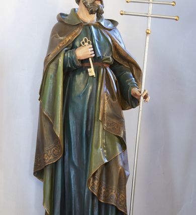 Zdjęcie nr 6: Ołtarz drewniany, zbliżony do prostopadłościanu, zwężający się ku dołowi, zakończony profilowanym gzymsem. Antependium dekorowane płycinami. Mensa drewniana. 

Tabernakulum połączone z tronem wystawienia, trójosiowe, ustawione na wysokim prostopadłościennym cokole, przed który wysunięta jest prostopadłościenna skrzynka tabernakulum. Tabernakulum ustawione na niskim, profilowanym cokole, flankowane pilastrami z płaskorzeźbionym winnym gronem, zamknięte od góry profilowanym gzymsem. Drzwiczki metalowe, groszkowane z aplikowanym kielichem z Hostią w glorii, ujęte esownicami. Tron wystawienia ustawiony nad tabernakulum w formie skrzynki zamkniętej półkoliście dwoma antytetycznymi esownicami, całość zwieńczona figurką baranka leżącego na księdze; nisza obrotowa, z jednej strony wypukła z płaskorzeźbionym przedstawieniem krucyfiksu. Tron flankują dwie ścianki stanowiące tło dla dwóch figur adorujących, czyli klęczących na cokołach aniołów. 

Nastawa ołtarzowa architektoniczna, trójosiowa z bramkami, jednokondygnacyjna ze zwieńczeniem, ustawiona na wysokim, dwustrefowym cokole. Osie wydzielone dwiema parami pilastrów i stojących przed nimi smukłych kolumn o stylizowanych kapitelach kompozytowych i skręconych trzonach na wysokości 2/5. Podpory dźwigają pełne belkowanie wyłamane na ich osi, przyjmujące nad polem środkowym kształt łuku segmentowego; na belkowaniu dwie figury aniołów dmących w trąby na ornamentalnych konsolach. W polu środkowym głęboka nisza ujęta profilowaną ramą w formie stojącego prostokąta, zamkniętego łukiem półkolistym nadwieszonym z figurą Matki Boskiej z Lourdes, na osiach bocznych na ornamentalnych konsolach figury św. Katarzyny po lewej stronie i św. Barbary po prawej stronie. Zwieńczenie w formie stojącego prostokąta zamkniętego półkoliście dwiema antytetycznie ustawionymi wolutami oraz krzyżem na szczycie; boki zwieńczenia ujęte spływami wolutowymi. W polu zwieńczenia obraz z przedstawieniem Trójcy Świętej ujęty profilowaną ramą w formie stojącego prostokąta zamkniętego łukiem półkolistym nadwieszonym oraz stylizowaną archiwoltą. Całość zamknięta dwiema wolutami z liści stylizowanego akantu oraz krzyżykiem. Bramki w formie drzwiczek na wysokości cokołu ołtarza, zamkniętych ukośnie z dekoracją ornamentalną wzdłuż brzegu. Po bokach bramek dwa cokoły wsparte na kolumnach, na których ustawione są rzeźby: św. Piotra po lewej stronie i św. Pawła po drugiej. 

Fryz dekorowany palmetami ujętymi ornamentem roślinnym; nad łukiem niszy środkowej muszla i ornament roślinny; ponad belkowaniem uskrzydlona główka anielska. Na belkowaniu, na osiach skrajnych stylizowane wazony. Zwieńczenie ujęte festonami utworzonymi z róż, kampanuli i wici roślinnej. Struktura polichromowana w kolorze beżowym, jasnoróżowymi i bordowymi akcentami; kolumny, profile i ornamentyka złocone. Po prawej stronie ołtarza sygnatura: "G(RZEGORZ) F(RANCISZEK) BEŁTOWSKI / Nowy Targ / 1909".
