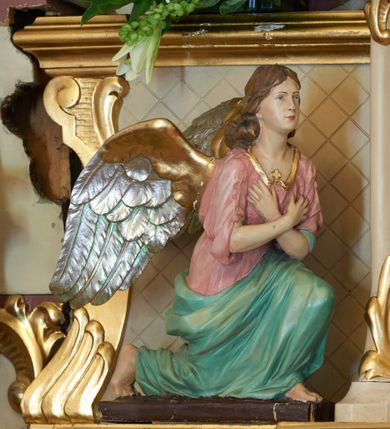 Zdjęcie nr 10: Ołtarz drewniany, zbliżony do prostopadłościanu, zwężający się ku dołowi, zakończony profilowanym gzymsem. Antependium dekorowane płycinami. Mensa drewniana. 

Tabernakulum połączone z tronem wystawienia, trójosiowe, ustawione na wysokim prostopadłościennym cokole, przed który wysunięta jest prostopadłościenna skrzynka tabernakulum. Tabernakulum ustawione na niskim, profilowanym cokole, flankowane pilastrami z płaskorzeźbionym winnym gronem, zamknięte od góry profilowanym gzymsem. Drzwiczki metalowe, groszkowane z aplikowanym kielichem z Hostią w glorii, ujęte esownicami. Tron wystawienia ustawiony nad tabernakulum w formie skrzynki zamkniętej półkoliście dwoma antytetycznymi esownicami, całość zwieńczona figurką baranka leżącego na księdze; nisza obrotowa, z jednej strony wypukła z płaskorzeźbionym przedstawieniem krucyfiksu. Tron flankują dwie ścianki stanowiące tło dla dwóch figur adorujących, czyli klęczących na cokołach aniołów. 

Nastawa ołtarzowa architektoniczna, trójosiowa z bramkami, jednokondygnacyjna ze zwieńczeniem, ustawiona na wysokim, dwustrefowym cokole. Osie wydzielone dwiema parami pilastrów i stojących przed nimi smukłych kolumn o stylizowanych kapitelach kompozytowych i skręconych trzonach na wysokości 2/5. Podpory dźwigają pełne belkowanie wyłamane na ich osi, przyjmujące nad polem środkowym kształt łuku segmentowego; na belkowaniu dwie figury aniołów dmących w trąby na ornamentalnych konsolach. W polu środkowym głęboka nisza ujęta profilowaną ramą w formie stojącego prostokąta, zamkniętego łukiem półkolistym nadwieszonym z figurą Matki Boskiej z Lourdes, na osiach bocznych na ornamentalnych konsolach figury św. Katarzyny po lewej stronie i św. Barbary po prawej stronie. Zwieńczenie w formie stojącego prostokąta zamkniętego półkoliście dwiema antytetycznie ustawionymi wolutami oraz krzyżem na szczycie; boki zwieńczenia ujęte spływami wolutowymi. W polu zwieńczenia obraz z przedstawieniem Trójcy Świętej ujęty profilowaną ramą w formie stojącego prostokąta zamkniętego łukiem półkolistym nadwieszonym oraz stylizowaną archiwoltą. Całość zamknięta dwiema wolutami z liści stylizowanego akantu oraz krzyżykiem. Bramki w formie drzwiczek na wysokości cokołu ołtarza, zamkniętych ukośnie z dekoracją ornamentalną wzdłuż brzegu. Po bokach bramek dwa cokoły wsparte na kolumnach, na których ustawione są rzeźby: św. Piotra po lewej stronie i św. Pawła po drugiej. 

Fryz dekorowany palmetami ujętymi ornamentem roślinnym; nad łukiem niszy środkowej muszla i ornament roślinny; ponad belkowaniem uskrzydlona główka anielska. Na belkowaniu, na osiach skrajnych stylizowane wazony. Zwieńczenie ujęte festonami utworzonymi z róż, kampanuli i wici roślinnej. Struktura polichromowana w kolorze beżowym, jasnoróżowymi i bordowymi akcentami; kolumny, profile i ornamentyka złocone. Po prawej stronie ołtarza sygnatura: &quot;G(RZEGORZ) F(RANCISZEK) BEŁTOWSKI / Nowy Targ / 1909&quot;.
