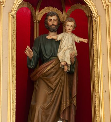 Zdjęcie nr 8: Ołtarz drewniany, zbliżony do prostopadłościanu, zwężający się ku dołowi, zakończony profilowanym gzymsem. Antependium dekorowane płycinami. Mensa drewniana. 

Tabernakulum połączone z tronem wystawienia, trójosiowe, ustawione na wysokim prostopadłościennym cokole, przed który wysunięta jest prostopadłościenna skrzynka tabernakulum. Tabernakulum ustawione na niskim, profilowanym cokole, flankowane pilastrami z płaskorzeźbionym winnym gronem, zamknięte od góry profilowanym gzymsem. Drzwiczki metalowe, groszkowane z aplikowanym kielichem z Hostią w glorii, ujęte esownicami. Tron wystawienia ustawiony nad tabernakulum w formie skrzynki zamkniętej półkoliście dwoma antytetycznymi esownicami, całość zwieńczona figurką baranka leżącego na księdze; nisza obrotowa, z jednej strony wypukła z płaskorzeźbionym przedstawieniem krucyfiksu. Tron flankują dwie ścianki stanowiące tło dla dwóch figur adorujących, czyli klęczących na cokołach aniołów. 

Nastawa ołtarzowa architektoniczna, trójosiowa z bramkami, jednokondygnacyjna ze zwieńczeniem, ustawiona na wysokim, dwustrefowym cokole. Osie wydzielone dwiema parami pilastrów i stojących przed nimi smukłych kolumn o stylizowanych kapitelach kompozytowych i skręconych trzonach na wysokości 2/5. Podpory dźwigają pełne belkowanie wyłamane na ich osi, przyjmujące nad polem środkowym kształt łuku segmentowego; na belkowaniu dwie figury aniołów dmących w trąby na ornamentalnych konsolach. W polu środkowym głęboka nisza ujęta profilowaną ramą w formie stojącego prostokąta, zamkniętego łukiem półkolistym nadwieszonym z figurą Matki Boskiej z Lourdes, na osiach bocznych na ornamentalnych konsolach figury św. Katarzyny po lewej stronie i św. Barbary po prawej stronie. Zwieńczenie w formie stojącego prostokąta zamkniętego półkoliście dwiema antytetycznie ustawionymi wolutami oraz krzyżem na szczycie; boki zwieńczenia ujęte spływami wolutowymi. W polu zwieńczenia obraz z przedstawieniem Trójcy Świętej ujęty profilowaną ramą w formie stojącego prostokąta zamkniętego łukiem półkolistym nadwieszonym oraz stylizowaną archiwoltą. Całość zamknięta dwiema wolutami z liści stylizowanego akantu oraz krzyżykiem. Bramki w formie drzwiczek na wysokości cokołu ołtarza, zamkniętych ukośnie z dekoracją ornamentalną wzdłuż brzegu. Po bokach bramek dwa cokoły wsparte na kolumnach, na których ustawione są rzeźby: św. Piotra po lewej stronie i św. Pawła po drugiej. 

Fryz dekorowany palmetami ujętymi ornamentem roślinnym; nad łukiem niszy środkowej muszla i ornament roślinny; ponad belkowaniem uskrzydlona główka anielska. Na belkowaniu, na osiach skrajnych stylizowane wazony. Zwieńczenie ujęte festonami utworzonymi z róż, kampanuli i wici roślinnej. Struktura polichromowana w kolorze beżowym, jasnoróżowymi i bordowymi akcentami; kolumny, profile i ornamentyka złocone. Po prawej stronie ołtarza sygnatura: &quot;G(RZEGORZ) F(RANCISZEK) BEŁTOWSKI / Nowy Targ / 1909&quot;.
