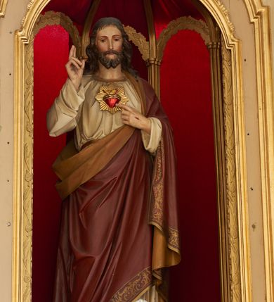 Zdjęcie nr 7: Ołtarz drewniany, zbliżony do prostopadłościanu, zwężający się ku dołowi, zakończony profilowanym gzymsem. Antependium dekorowane płycinami. Mensa drewniana. 

Tabernakulum połączone z tronem wystawienia, trójosiowe, ustawione na wysokim prostopadłościennym cokole, przed który wysunięta jest prostopadłościenna skrzynka tabernakulum. Tabernakulum ustawione na niskim, profilowanym cokole, flankowane pilastrami z płaskorzeźbionym winnym gronem, zamknięte od góry profilowanym gzymsem. Drzwiczki metalowe, groszkowane z aplikowanym kielichem z Hostią w glorii, ujęte esownicami. Tron wystawienia ustawiony nad tabernakulum w formie skrzynki zamkniętej półkoliście dwoma antytetycznymi esownicami, całość zwieńczona figurką baranka leżącego na księdze; nisza obrotowa, z jednej strony wypukła z płaskorzeźbionym przedstawieniem krucyfiksu. Tron flankują dwie ścianki stanowiące tło dla dwóch figur adorujących, czyli klęczących na cokołach aniołów. 

Nastawa ołtarzowa architektoniczna, trójosiowa z bramkami, jednokondygnacyjna ze zwieńczeniem, ustawiona na wysokim, dwustrefowym cokole. Osie wydzielone dwiema parami pilastrów i stojących przed nimi smukłych kolumn o stylizowanych kapitelach kompozytowych i skręconych trzonach na wysokości 2/5. Podpory dźwigają pełne belkowanie wyłamane na ich osi, przyjmujące nad polem środkowym kształt łuku segmentowego; na belkowaniu dwie figury aniołów dmących w trąby na ornamentalnych konsolach. W polu środkowym głęboka nisza ujęta profilowaną ramą w formie stojącego prostokąta, zamkniętego łukiem półkolistym nadwieszonym z figurą Matki Boskiej z Lourdes, na osiach bocznych na ornamentalnych konsolach figury św. Katarzyny po lewej stronie i św. Barbary po prawej stronie. Zwieńczenie w formie stojącego prostokąta zamkniętego półkoliście dwiema antytetycznie ustawionymi wolutami oraz krzyżem na szczycie; boki zwieńczenia ujęte spływami wolutowymi. W polu zwieńczenia obraz z przedstawieniem Trójcy Świętej ujęty profilowaną ramą w formie stojącego prostokąta zamkniętego łukiem półkolistym nadwieszonym oraz stylizowaną archiwoltą. Całość zamknięta dwiema wolutami z liści stylizowanego akantu oraz krzyżykiem. Bramki w formie drzwiczek na wysokości cokołu ołtarza, zamkniętych ukośnie z dekoracją ornamentalną wzdłuż brzegu. Po bokach bramek dwa cokoły wsparte na kolumnach, na których ustawione są rzeźby: św. Piotra po lewej stronie i św. Pawła po drugiej. 

Fryz dekorowany palmetami ujętymi ornamentem roślinnym; nad łukiem niszy środkowej muszla i ornament roślinny; ponad belkowaniem uskrzydlona główka anielska. Na belkowaniu, na osiach skrajnych stylizowane wazony. Zwieńczenie ujęte festonami utworzonymi z róż, kampanuli i wici roślinnej. Struktura polichromowana w kolorze beżowym, jasnoróżowymi i bordowymi akcentami; kolumny, profile i ornamentyka złocone. Po prawej stronie ołtarza sygnatura: &quot;G(RZEGORZ) F(RANCISZEK) BEŁTOWSKI / Nowy Targ / 1909&quot;.
