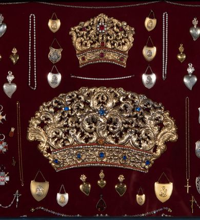 Zdjęcie nr 35: Nastawa architektoniczna, jednoosiowa, jednokondygnacyjna ze zwieńczeniem, ustawiona na wysokim cokole. Ołtarz drewniany, prostopadłościenny, o falistych bokach, mensa drewniana z marmurowym portatylem w drewnianej obudowie. Antepedium ujęte szeroką ramą dekorowaną płaskorzeźbionym motywem wieńca przepasanego wstęgą, w polu medalion z monogramem Marii ujęty wychodzącymi spod jego spodu wiązankami utworzonymi z suchego, wijącego się akantu z karbowaną wstęgą. Nastawa ujęta dwiema parami pilastrów, wewnętrzną z wolutowymi wspornikami w połowie wysokości trzonów oraz zewnętrzną parą o trzonach w formie spływów wolutowych przechodzących w silnie wysunięte do przodu partie cokołu, na których znajdują się postumenty dla figur aniołów. Podpory dźwigają niepełne belkowanie wyłamane na ich osi, nad polem środkowym wyłącznie gzyms przyjmujący kształt łuku półkolistego. Na belkowaniu fragmenty przerwanego, falistego przyczółka oraz para aniołów z kartuszami. W polu środkowym wnęka w formie stojącego prostokąta zamkniętego łukiem segmentowym nadwieszonym z uskokiem, w profilowanej ramie z mniejszym obrazem Matki Boskiej z Dzieciątkiem w kształcie stojącego prostokąta. Poniżej gablota na wota w formie leżącego prostokąta ujęta profilowaną ramą. Kondygnacja flankowana uszami utworzonymi z rocaille'u. Zwieńczenie w formie zbliżonej do kwadratu o wklęsłych bokach przechodzących w woluty, na których siedzą putta, zamknięte fragmentem falistego gzymsu wyłamanego po bokach, na nim rokokowy kartusz z monogramem IHS w polu, flankowany rocaille'em. W polu zwieńczenia rzeźba gołębicy Ducha Świętego w glorii promienistej i otoku z obłoków, w towarzystwie czterech uskrzydlonych główek anielskich. Wszystkie pilastry oraz łuki dekorowane elementami rocaille'u. Struktura w całości polichromowana na sposób imitujący marmoryzację w kolorze niebieskim, ornamentyka i profile złocone, detal srebrzony. 
Wewnątrz skrzyni ołtarzowej napisy „MALOWAŁ LUDWIK WÓJCIK Z KRAKOWA 2 / XI 1914”; „LUDWIK WÓJCIK”; „MALOWALI STOPY”; „23.02.1994 / KONSERWOWALI / KAZIMIERZ PATEJUK / EWA I JERZY SUCHWAŁKO / Z WARSZAWY / PROBOSZCZOWAŁ / KS. BOLESŁAW WAWAK”. 