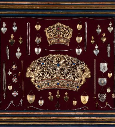 Zdjęcie nr 34: Nastawa architektoniczna, jednoosiowa, jednokondygnacyjna ze zwieńczeniem, ustawiona na wysokim cokole. Ołtarz drewniany, prostopadłościenny, o falistych bokach, mensa drewniana z marmurowym portatylem w drewnianej obudowie. Antepedium ujęte szeroką ramą dekorowaną płaskorzeźbionym motywem wieńca przepasanego wstęgą, w polu medalion z monogramem Marii ujęty wychodzącymi spod jego spodu wiązankami utworzonymi z suchego, wijącego się akantu z karbowaną wstęgą. Nastawa ujęta dwiema parami pilastrów, wewnętrzną z wolutowymi wspornikami w połowie wysokości trzonów oraz zewnętrzną parą o trzonach w formie spływów wolutowych przechodzących w silnie wysunięte do przodu partie cokołu, na których znajdują się postumenty dla figur aniołów. Podpory dźwigają niepełne belkowanie wyłamane na ich osi, nad polem środkowym wyłącznie gzyms przyjmujący kształt łuku półkolistego. Na belkowaniu fragmenty przerwanego, falistego przyczółka oraz para aniołów z kartuszami. W polu środkowym wnęka w formie stojącego prostokąta zamkniętego łukiem segmentowym nadwieszonym z uskokiem, w profilowanej ramie z mniejszym obrazem Matki Boskiej z Dzieciątkiem w kształcie stojącego prostokąta. Poniżej gablota na wota w formie leżącego prostokąta ujęta profilowaną ramą. Kondygnacja flankowana uszami utworzonymi z rocaille'u. Zwieńczenie w formie zbliżonej do kwadratu o wklęsłych bokach przechodzących w woluty, na których siedzą putta, zamknięte fragmentem falistego gzymsu wyłamanego po bokach, na nim rokokowy kartusz z monogramem IHS w polu, flankowany rocaille'em. W polu zwieńczenia rzeźba gołębicy Ducha Świętego w glorii promienistej i otoku z obłoków, w towarzystwie czterech uskrzydlonych główek anielskich. Wszystkie pilastry oraz łuki dekorowane elementami rocaille'u. Struktura w całości polichromowana na sposób imitujący marmoryzację w kolorze niebieskim, ornamentyka i profile złocone, detal srebrzony. 
Wewnątrz skrzyni ołtarzowej napisy „MALOWAŁ LUDWIK WÓJCIK Z KRAKOWA 2 / XI 1914”; „LUDWIK WÓJCIK”; „MALOWALI STOPY”; „23.02.1994 / KONSERWOWALI / KAZIMIERZ PATEJUK / EWA I JERZY SUCHWAŁKO / Z WARSZAWY / PROBOSZCZOWAŁ / KS. BOLESŁAW WAWAK”. 