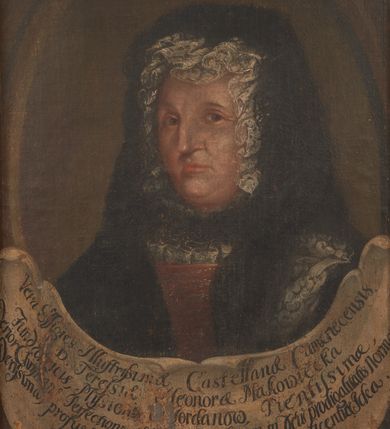 Zdjęcie nr 2: Obraz w formie stojącego prostokąta z przedstawieniem owalnego medalionu z popiersiem starszej kobiety. Postać zwrócona w trzech czwartych w prawo. Twarz ma owalną, o dojrzałych, portretowych rysach, małych oczach, dużym, garbatym nosie i wąskich ustach, z zaznaczonym podbródkiem. Na głowie ma niski, czarny czepiec, wokół twarzy obszycie z koronki, u dołu podwika. Ubrana jest w czerwoną suknię obszytą koronką, na ramiona ma narzucony czarny płaszcz z dostrzegalnym wzorem na lewym ramieniu. Postać ukazana jest na jednolitym zielono-brązowym tle. U dołu obrazu biały kartusz z napisem „Vera Effigies Illustrissimae Castellanae Camenecensis. / D(ominae) Teressiae Eleonorae Makowiecka / Fundatricis, Missionis [...] Jordanow, Pientissimae, / Verior Christianae Perfectionis, et Usq(ue) ad prodigium, in Deus prodigalitatis normo / Verissima, profusae in Societatem Polonam Munificentiae Idea.” Obraz ujęty drewnianą, złoconą, profilowaną ramą dekorowaną rzeźbionym, ażurowym ornamentem roślinnym z elementami rocaille'u. 