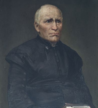 Zdjęcie nr 2: Obraz w formie stojącego prostokąta z przedstawieniem półpostaci starszego mężczyzny. Postać zwrócona w trzech czwartych w lewo, obiema rekami podtrzymuje z przodu zamkniętą księgę. Twarz o cechach indywidualnych portretowanego, z wysokim czołem, niewielkich oczach, ściągniętych brwiach, dużym nosie i szerokich, wąskich ustach, okolona siwymi, krótkimi włosami. Ubrany jest w czarną sutannę zapinaną z przodu na guziki, z szerokimi rękawami, zapinanymi na guziki, pod szyją koloratka. Postać ukazana na jednolitym ciemnozielonym tle. W lewym dolnym rogu sygnatura „MS 1904”. Obraz ujęty prostą, drewniana ramą z tabliczką z inskrypcją „A(DMODUM) R(EVERENDUS) D(OMINUS) JOANNES NOWAK / *1816 curatus ab a(nno) 1857 +1881 / Vicedecanus, Benefactor / Pro ecclesia aedificanda”. 