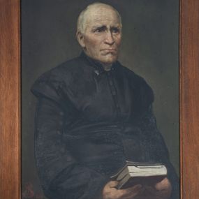 Zdjęcie nr 1: Obraz w formie stojącego prostokąta z przedstawieniem półpostaci starszego mężczyzny. Postać zwrócona w trzech czwartych w lewo, obiema rekami podtrzymuje z przodu zamkniętą księgę. Twarz o cechach indywidualnych portretowanego, z wysokim czołem, niewielkich oczach, ściągniętych brwiach, dużym nosie i szerokich, wąskich ustach, okolona siwymi, krótkimi włosami. Ubrany jest w czarną sutannę zapinaną z przodu na guziki, z szerokimi rękawami, zapinanymi na guziki, pod szyją koloratka. Postać ukazana na jednolitym ciemnozielonym tle. W lewym dolnym rogu sygnatura „MS 1904”. Obraz ujęty prostą, drewniana ramą z tabliczką z inskrypcją „A(DMODUM) R(EVERENDUS) D(OMINUS) JOANNES NOWAK / *1816 curatus ab a(nno) 1857 +1881 / Vicedecanus, Benefactor / Pro ecclesia aedificanda”. 