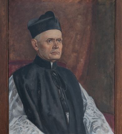 Zdjęcie nr 1: Obraz w formie stojącego prostokąta z przedstawieniem popiersia starszego mężczyzny. Postać zwrócona jest w trzech czwartych w lewo, siedzi na fotelu. Twarz o rysach portretowych, szczupła, o okrągłych oczach, małym, zadartym nosie i wąskich, szerokich ustach, okolona krótkimi, siwymi włosami. Mężczyzna ubrany jest w strój kanonika, białą, koronkową komżę, czarny mantolet wiązany u szyi, na głowie ma czarny biret. Postać ukazana na tle czerwono-brązowej kotary i zielono-brązowej ściany. W górnym, prawym rogu sygnatura „St(anisław) Żurawski”. Obraz ujęty prostą, drewnianą ramą z tabliczką z inskrypcją „A(DMODUM) R(EVERENDUS) D(OMINUS) LUDOVICUS CHORÓBSKI / *1858 curatus ab a(nno) 1908. +1928 / exstructor ecclesiae Jordanoviensis”.
