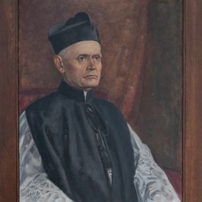 Zdjęcie nr 1: Obraz w formie stojącego prostokąta z przedstawieniem popiersia starszego mężczyzny. Postać zwrócona jest w trzech czwartych w lewo, siedzi na fotelu. Twarz o rysach portretowych, szczupła, o okrągłych oczach, małym, zadartym nosie i wąskich, szerokich ustach, okolona krótkimi, siwymi włosami. Mężczyzna ubrany jest w strój kanonika, białą, koronkową komżę, czarny mantolet wiązany u szyi, na głowie ma czarny biret. Postać ukazana na tle czerwono-brązowej kotary i zielono-brązowej ściany. W górnym, prawym rogu sygnatura „St(anisław) Żurawski”. Obraz ujęty prostą, drewnianą ramą z tabliczką z inskrypcją „A(DMODUM) R(EVERENDUS) D(OMINUS) LUDOVICUS CHORÓBSKI / *1858 curatus ab a(nno) 1908. +1928 / exstructor ecclesiae Jordanoviensis”.
