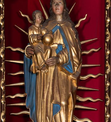 Zdjęcie nr 11: Nastawa ołtarzowa architektoniczna, trójosiowa, jednokondygnacyjna, z predellą. Ołtarz drewniany prostopadłościenny, z drewnianą mensą i portatylem z marmuru dębnickiego. W polu antepedium płycina ujęta blendami i maswerkiem; w centrum monogram Marii w wieńcu róż. Tabernakulum w formie prostopadłościennej skrzynki zamkniętej krenelażem, ujęte dwiema kolumienkami z pinaklami, z prostokątnymi drzwiczkami zamkniętymi łukiem ostrym z płaskorzeźbionym przedstawieniem kielicha, hostią w glorii, winną latoroślą i kłosami zbóż. Osie nastawy wydzielone smukłymi półkolumnami, zakończonymi pinaklami z kwiatonami. Oś środkowa dwukrotnie wyższa i szersza od bocznych. W polu środkowym nisza w formie stojącego prostokąta z figurą Matki Boskiej z Dzieciątkiem. Wnęka ujęta ramą dekorowaną ornamentem roślinnym. Poniżej płycina w kształcie kwadratu zamkniętego łukiem segmentowym, ujęta maswerkową ramą z przedstawieniem Chrystusa z więźniami obozu koncentracyjnego i duchownymi. Oś główna zamknięta baldachimem utworzonym z trzech wimperg oraz szczytem z pinakli i kwiatonów. Osie boczne z wnękami z obrazami bł. Stanisława Pyrtka i bł. Piotra Dańkowskiego, zwieńczonymi baldachimami utworzonymi z trzech wimperg i zakończonymi gotyckimi wieżyczkami. Struktura nastawy politurowana w kolorze jasnobrązowym, ornamentyka i detale architektoniczne złocone. 

