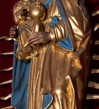 Zdjęcie nr 3: Nastawa ołtarzowa architektoniczna, trójosiowa, jednokondygnacyjna, z predellą. Ołtarz drewniany prostopadłościenny, z drewnianą mensą i portatylem z marmuru dębnickiego. W polu antepedium płycina ujęta blendami i maswerkiem; w centrum monogram Marii w wieńcu róż. Tabernakulum w formie prostopadłościennej skrzynki zamkniętej krenelażem, ujęte dwiema kolumienkami z pinaklami, z prostokątnymi drzwiczkami zamkniętymi łukiem ostrym z płaskorzeźbionym przedstawieniem kielicha, hostią w glorii, winną latoroślą i kłosami zbóż. Osie nastawy wydzielone smukłymi półkolumnami, zakończonymi pinaklami z kwiatonami. Oś środkowa dwukrotnie wyższa i szersza od bocznych. W polu środkowym nisza w formie stojącego prostokąta z figurą Matki Boskiej z Dzieciątkiem. Wnęka ujęta ramą dekorowaną ornamentem roślinnym. Poniżej płycina w kształcie kwadratu zamkniętego łukiem segmentowym, ujęta maswerkową ramą z przedstawieniem Chrystusa z więźniami obozu koncentracyjnego i duchownymi. Oś główna zamknięta baldachimem utworzonym z trzech wimperg oraz szczytem z pinakli i kwiatonów. Osie boczne z wnękami z obrazami bł. Stanisława Pyrtka i bł. Piotra Dańkowskiego, zwieńczonymi baldachimami utworzonymi z trzech wimperg i zakończonymi gotyckimi wieżyczkami. Struktura nastawy politurowana w kolorze jasnobrązowym, ornamentyka i detale architektoniczne złocone. 

