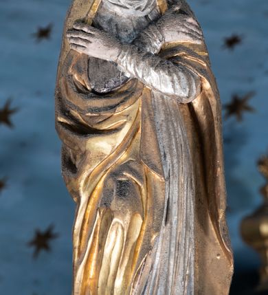 Zdjęcie nr 4: Belka tęczowa o falistym zarysie, zwieńczona profilowanym gzymsem. Z przodu napis „WSZYSCY KTÓRZY PRZYCHO/DZICIE OBACZCIE I UWAŻCIE: / OCZY MOJE BĘDĄ OTWARTE I USZY NACHYLONE NA PROŚBĘ TEGO KTÓRY SIĘ NA TEM MIEJSCU MODLIĆ BĘDZIE.”, na odwrociu napis „TEN KOŚCIÓŁ FUNDOWANY/ PRZEZ BARBARĘ LISICKĄ. / KONSEKROWANY W ROKU 1766. / ODNOMIONY W ROKU 1902. PO RAZ DRUGI W 1980”. Na belce ustawione figury ze sceny Ukrzyżowania. Pośrodku krzyż, do którego przybita jest trzema gwoździami figura umarłego Chrystusa. Ciało w lekkim zwisie o horyzontalnie rozłożonych ramionach, z głową opadającą na prawe ramię, z lekko ugiętymi nogami oraz stopami skrzyżowanymi w układzie prawa na lewą. Twarz ma szczupłą, o zamkniętych oczach, uniesionych brwiach, dużym, wąskim nosie oraz otwartych ustach, okoloną krótką, falowaną brodą i silnie kręconymi włosami opadającymi na ramiona. Na głowie ma koronę cierniową. Ciało jest wychudzone, o silnie zaznaczonych, guzowatych żebrach klatki piersiowej oraz mięśniach i ścięgnach ramion i ud. W partii bioder złocone perizonium zawieszone na sznurze, odsłaniające prawe udo, zawiązane ze zwisem tkaniny na prawym biodrze. 
U dołu krzyża klęczy Maria Magdalena, zwrócona w trzech czwartych w lewo, z uniesioną głową, obiema rękami obejmuje belkę. Twarz ma pociągłą, o małych oczach, krótkim nosie i wąskich ustach, okoloną długimi falowanymi włosami opadającymi na ramiona. Ubrana jest w srebrzoną suknię oraz złocony płaszcz. 
Po prawej stronie krzyża figura Marii, zwrócona w trzech czwartych w lewo, w kontrapoście, z pochyloną głową i rękami skrzyżowanymi na piersi. Twarz ma pociągłą, o wąskich oczach, uniesionych brwiach, małych nosie i ustach. Ubrana jest w srebrzoną suknię oraz złocony płaszcz narzucony na głowę i ramiona, wokół głowy ma białą podwikę. 
Po lewej stronie krzyża św. Jan zwrócony w trzech czwartych w prawo, w kontrapoście, prawą rękę kładzie na piersi, w lewej, opuszczonej trzyma księgę. Twarz ma pociągłą, o wąskich oczach, małych nosie i ustach, okoloną brązowymi, silnie kręconymi włosami, sięgającymi ramion, z czubem nad czołem. Ubrany jest w srebrzoną tunikę z kołnierzykiem, przepasaną w talii oraz złocony płaszcz zarzucony na prawe ramię i podtrzymywany na lewym boku. Polichromia ciał postaci naturalistyczna. 