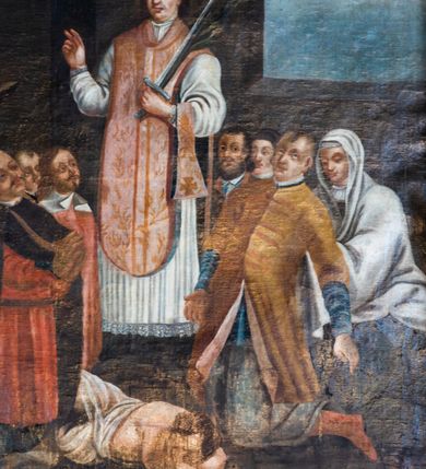 Zdjęcie nr 3: Obraz w formie stojącego prostokąta zamkniętego łukiem półkolistym nadwieszonym z uskokiem. W centrum obrazu całopostaciowe przedstawienie św. Walentego, zwróconego w trzech czwartych w prawo, z prawą ręką uniesioną w geście błogosławieństwa, w lewej zaś trzyma miecz i zwrócony ostrzem w górę i liść palmy. Twarz ma podłużną, o dużych oczach i nosie oraz pełnych ustach, okoloną brązowymi włosami, sięgającymi ramion. Ubrany jest w czarną sutannę, białą komżę lamowaną koronką, różowy ornat i różowy manipularz na lewym przedramieniu. Świętego flankują dwie grupy klęczących postaci. Po jego prawej czterech klęczących mężczyzn w ubiorach polskich i francuskich, po lewej trzech klęczących mężczyzn i jedna kobieta. Przed świętym, na ziemi leży na boku postać mężczyzny o nagim torsie, przewiązanego w dolnej partii ciała tkaniną. Scena ukazana we wnętrzu, w prawym górnym rogu okno z widokiem na zachmurzone niebo, w lewym górnym rogu cokół i fragment filara przesłonięty podwieszoną zieloną draperią. 