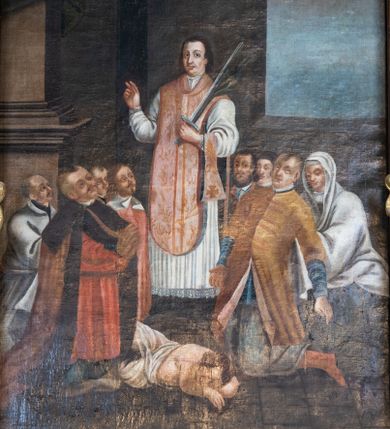 Zdjęcie nr 7: Obraz w formie stojącego prostokąta zamkniętego łukiem półkolistym nadwieszonym z uskokiem. W centrum obrazu całopostaciowe przedstawienie św. Walentego, zwróconego w trzech czwartych w prawo, z prawą ręką uniesioną w geście błogosławieństwa, w lewej zaś trzyma miecz i zwrócony ostrzem w górę i liść palmy. Twarz ma podłużną, o dużych oczach i nosie oraz pełnych ustach, okoloną brązowymi włosami, sięgającymi ramion. Ubrany jest w czarną sutannę, białą komżę lamowaną koronką, różowy ornat i różowy manipularz na lewym przedramieniu. Świętego flankują dwie grupy klęczących postaci. Po jego prawej czterech klęczących mężczyzn w ubiorach polskich i francuskich, po lewej trzech klęczących mężczyzn i jedna kobieta. Przed świętym, na ziemi leży na boku postać mężczyzny o nagim torsie, przewiązanego w dolnej partii ciała tkaniną. Scena ukazana we wnętrzu, w prawym górnym rogu okno z widokiem na zachmurzone niebo, w lewym górnym rogu cokół i fragment filara przesłonięty podwieszoną zieloną draperią. 