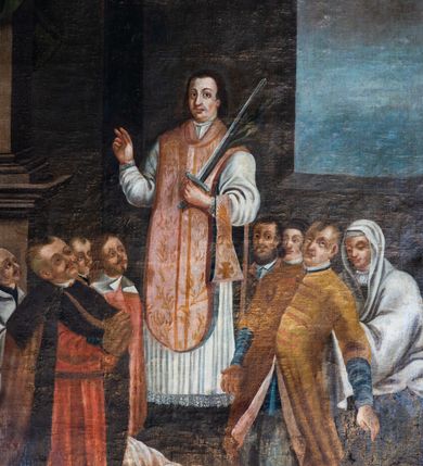 Zdjęcie nr 8: Obraz w formie stojącego prostokąta zamkniętego łukiem półkolistym nadwieszonym z uskokiem. W centrum obrazu całopostaciowe przedstawienie św. Walentego, zwróconego w trzech czwartych w prawo, z prawą ręką uniesioną w geście błogosławieństwa, w lewej zaś trzyma miecz i zwrócony ostrzem w górę i liść palmy. Twarz ma podłużną, o dużych oczach i nosie oraz pełnych ustach, okoloną brązowymi włosami, sięgającymi ramion. Ubrany jest w czarną sutannę, białą komżę lamowaną koronką, różowy ornat i różowy manipularz na lewym przedramieniu. Świętego flankują dwie grupy klęczących postaci. Po jego prawej czterech klęczących mężczyzn w ubiorach polskich i francuskich, po lewej trzech klęczących mężczyzn i jedna kobieta. Przed świętym, na ziemi leży na boku postać mężczyzny o nagim torsie, przewiązanego w dolnej partii ciała tkaniną. Scena ukazana we wnętrzu, w prawym górnym rogu okno z widokiem na zachmurzone niebo, w lewym górnym rogu cokół i fragment filara przesłonięty podwieszoną zieloną draperią. 