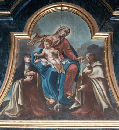 Zdjęcie nr 20: Nastawa architektoniczna, jednoosiowa, jednokondygnacyjna ze zwieńczeniem. Ołtarz prostopadłościenny, murowany, w drewnianej obudowie, z kamienną mensą. 
Antepedium ujęte profilowaną ramą, w polu malowana płycina w formie leżącego prostokąta o wklęsłych narożach, wypełniona wicią roślinną z różami, z kartuszem w centrum. W narożach przedstawienia ptaków na gałęziach. W polu kartusza ukazana półpostać Matki Boskiej Szkaplerznej unoszącej się nad duszami czyśćcowymi, na tle nieba. Retabulum ustawione na wysokim cokole, szerszym od nastawy, z wyłamanymi czterema prostopadłościanami. Nastawa ujęta parą zdwojonych pilastrów i parą stojących przed nimi kolumn o kapitelach kompozytowych, dźwigających pełne belkowanie, wyłamane na ich osi, z architrawem przyjmującym nad polem środkowym formę łuku odcinkowego. Na belkowaniu fragmenty półkolistego, przerwanego przyczółka z siedzącymi puttami. W polu centralnym wnęka w formie stojącego prostokąta zamkniętego łukiem półkolistym nadwieszonym z uskokiem, ujęta profilowaną ramą, z mniejszym obrazem Matki Boskiej z Dzieciątkiem w kształcie stojącego prostokąta. Powyżej, w podłuczu monogram Marii. Nad wnęką, w polu belkowania rocaille&#039;owy kartusz z napisem „SANCTA MARIA / ORA PRO NOBIS”. Na skrajnych partiach cokołu ustawione figury św. Joachima i św. Józefa. Zwieńczenie w formie zbliżonej do trapezu, ujętego spływami wolutowymi, zamkniętego fragmentem gzymsu w formie łuku półkolistego nadwieszonego. Flankowane liśćmi palmowymi, gzyms dekorowany rocaille&#039;m. W polu obraz Matki Boskiej Szkaplerznej ze św. Szymonem Stockiem i św. Teresą z Avili w formie analogicznej do zwieńczenia, w profilowanej ramie. Struktura polichromowana na sposób imitujący marmoryzację w kolorze niebiesko-czarnym, profile i ornamentyka złocone, detal srebrzony. 


