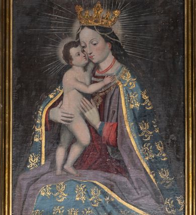 Zdjęcie nr 9: Nastawa architektoniczna, jednoosiowa, jednokondygnacyjna ze zwieńczeniem. Ołtarz prostopadłościenny, murowany, w drewnianej obudowie, z kamienną mensą. 
Antepedium ujęte profilowaną ramą, w polu malowana płycina w formie leżącego prostokąta o wklęsłych narożach, wypełniona wicią roślinną z różami, z kartuszem w centrum. W narożach przedstawienia ptaków na gałęziach. W polu kartusza ukazana półpostać Matki Boskiej Szkaplerznej unoszącej się nad duszami czyśćcowymi, na tle nieba. Retabulum ustawione na wysokim cokole, szerszym od nastawy, z wyłamanymi czterema prostopadłościanami. Nastawa ujęta parą zdwojonych pilastrów i parą stojących przed nimi kolumn o kapitelach kompozytowych, dźwigających pełne belkowanie, wyłamane na ich osi, z architrawem przyjmującym nad polem środkowym formę łuku odcinkowego. Na belkowaniu fragmenty półkolistego, przerwanego przyczółka z siedzącymi puttami. W polu centralnym wnęka w formie stojącego prostokąta zamkniętego łukiem półkolistym nadwieszonym z uskokiem, ujęta profilowaną ramą, z mniejszym obrazem Matki Boskiej z Dzieciątkiem w kształcie stojącego prostokąta. Powyżej, w podłuczu monogram Marii. Nad wnęką, w polu belkowania rocaille&#039;owy kartusz z napisem „SANCTA MARIA / ORA PRO NOBIS”. Na skrajnych partiach cokołu ustawione figury św. Joachima i św. Józefa. Zwieńczenie w formie zbliżonej do trapezu, ujętego spływami wolutowymi, zamkniętego fragmentem gzymsu w formie łuku półkolistego nadwieszonego. Flankowane liśćmi palmowymi, gzyms dekorowany rocaille&#039;m. W polu obraz Matki Boskiej Szkaplerznej ze św. Szymonem Stockiem i św. Teresą z Avili w formie analogicznej do zwieńczenia, w profilowanej ramie. Struktura polichromowana na sposób imitujący marmoryzację w kolorze niebiesko-czarnym, profile i ornamentyka złocone, detal srebrzony. 


