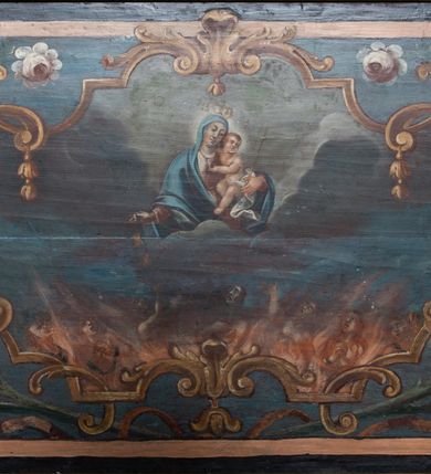 Zdjęcie nr 25: Nastawa architektoniczna, jednoosiowa, jednokondygnacyjna ze zwieńczeniem. Ołtarz prostopadłościenny, murowany, w drewnianej obudowie, z kamienną mensą. 
Antepedium ujęte profilowaną ramą, w polu malowana płycina w formie leżącego prostokąta o wklęsłych narożach, wypełniona wicią roślinną z różami, z kartuszem w centrum. W narożach przedstawienia ptaków na gałęziach. W polu kartusza ukazana półpostać Matki Boskiej Szkaplerznej unoszącej się nad duszami czyśćcowymi, na tle nieba. Retabulum ustawione na wysokim cokole, szerszym od nastawy, z wyłamanymi czterema prostopadłościanami. Nastawa ujęta parą zdwojonych pilastrów i parą stojących przed nimi kolumn o kapitelach kompozytowych, dźwigających pełne belkowanie, wyłamane na ich osi, z architrawem przyjmującym nad polem środkowym formę łuku odcinkowego. Na belkowaniu fragmenty półkolistego, przerwanego przyczółka z siedzącymi puttami. W polu centralnym wnęka w formie stojącego prostokąta zamkniętego łukiem półkolistym nadwieszonym z uskokiem, ujęta profilowaną ramą, z mniejszym obrazem Matki Boskiej z Dzieciątkiem w kształcie stojącego prostokąta. Powyżej, w podłuczu monogram Marii. Nad wnęką, w polu belkowania rocaille&#039;owy kartusz z napisem „SANCTA MARIA / ORA PRO NOBIS”. Na skrajnych partiach cokołu ustawione figury św. Joachima i św. Józefa. Zwieńczenie w formie zbliżonej do trapezu, ujętego spływami wolutowymi, zamkniętego fragmentem gzymsu w formie łuku półkolistego nadwieszonego. Flankowane liśćmi palmowymi, gzyms dekorowany rocaille&#039;m. W polu obraz Matki Boskiej Szkaplerznej ze św. Szymonem Stockiem i św. Teresą z Avili w formie analogicznej do zwieńczenia, w profilowanej ramie. Struktura polichromowana na sposób imitujący marmoryzację w kolorze niebiesko-czarnym, profile i ornamentyka złocone, detal srebrzony. 


