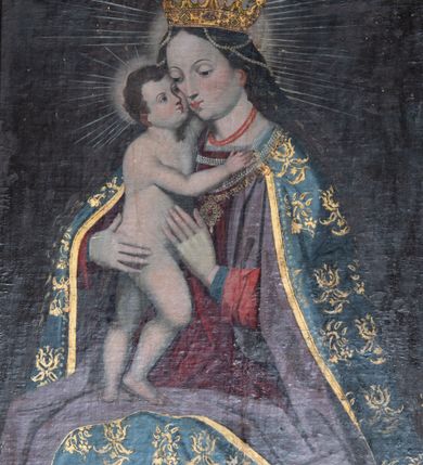 Zdjęcie nr 10: Nastawa architektoniczna, jednoosiowa, jednokondygnacyjna ze zwieńczeniem. Ołtarz prostopadłościenny, murowany, w drewnianej obudowie, z kamienną mensą. 
Antepedium ujęte profilowaną ramą, w polu malowana płycina w formie leżącego prostokąta o wklęsłych narożach, wypełniona wicią roślinną z różami, z kartuszem w centrum. W narożach przedstawienia ptaków na gałęziach. W polu kartusza ukazana półpostać Matki Boskiej Szkaplerznej unoszącej się nad duszami czyśćcowymi, na tle nieba. Retabulum ustawione na wysokim cokole, szerszym od nastawy, z wyłamanymi czterema prostopadłościanami. Nastawa ujęta parą zdwojonych pilastrów i parą stojących przed nimi kolumn o kapitelach kompozytowych, dźwigających pełne belkowanie, wyłamane na ich osi, z architrawem przyjmującym nad polem środkowym formę łuku odcinkowego. Na belkowaniu fragmenty półkolistego, przerwanego przyczółka z siedzącymi puttami. W polu centralnym wnęka w formie stojącego prostokąta zamkniętego łukiem półkolistym nadwieszonym z uskokiem, ujęta profilowaną ramą, z mniejszym obrazem Matki Boskiej z Dzieciątkiem w kształcie stojącego prostokąta. Powyżej, w podłuczu monogram Marii. Nad wnęką, w polu belkowania rocaille'owy kartusz z napisem „SANCTA MARIA / ORA PRO NOBIS”. Na skrajnych partiach cokołu ustawione figury św. Joachima i św. Józefa. Zwieńczenie w formie zbliżonej do trapezu, ujętego spływami wolutowymi, zamkniętego fragmentem gzymsu w formie łuku półkolistego nadwieszonego. Flankowane liśćmi palmowymi, gzyms dekorowany rocaille'm. W polu obraz Matki Boskiej Szkaplerznej ze św. Szymonem Stockiem i św. Teresą z Avili w formie analogicznej do zwieńczenia, w profilowanej ramie. Struktura polichromowana na sposób imitujący marmoryzację w kolorze niebiesko-czarnym, profile i ornamentyka złocone, detal srebrzony. 


