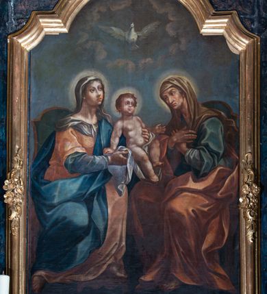 Zdjęcie nr 12: Nastawa architektoniczna, jednoosiowa, jednokondygnacyjna ze zwieńczeniem. Ołtarz prostopadłościenny, murowany, w drewnianej obudowie, z kamienną mensą. 
Antepedium ujęte profilowaną ramą, w polu malowana płycina w formie leżącego prostokąta o wklęsłych narożach, wypełniona wicią roślinną z różami, z kartuszem w centrum. W narożach przedstawienia ptaków na gałęziach. W polu kartusza ukazana półpostać Matki Boskiej Szkaplerznej unoszącej się nad duszami czyśćcowymi, na tle nieba. Retabulum ustawione na wysokim cokole, szerszym od nastawy, z wyłamanymi czterema prostopadłościanami. Nastawa ujęta parą zdwojonych pilastrów i parą stojących przed nimi kolumn o kapitelach kompozytowych, dźwigających pełne belkowanie, wyłamane na ich osi, z architrawem przyjmującym nad polem środkowym formę łuku odcinkowego. Na belkowaniu fragmenty półkolistego, przerwanego przyczółka z siedzącymi puttami. W polu centralnym wnęka w formie stojącego prostokąta zamkniętego łukiem półkolistym nadwieszonym z uskokiem, ujęta profilowaną ramą, z mniejszym obrazem Matki Boskiej z Dzieciątkiem w kształcie stojącego prostokąta. Powyżej, w podłuczu monogram Marii. Nad wnęką, w polu belkowania rocaille'owy kartusz z napisem „SANCTA MARIA / ORA PRO NOBIS”. Na skrajnych partiach cokołu ustawione figury św. Joachima i św. Józefa. Zwieńczenie w formie zbliżonej do trapezu, ujętego spływami wolutowymi, zamkniętego fragmentem gzymsu w formie łuku półkolistego nadwieszonego. Flankowane liśćmi palmowymi, gzyms dekorowany rocaille'm. W polu obraz Matki Boskiej Szkaplerznej ze św. Szymonem Stockiem i św. Teresą z Avili w formie analogicznej do zwieńczenia, w profilowanej ramie. Struktura polichromowana na sposób imitujący marmoryzację w kolorze niebiesko-czarnym, profile i ornamentyka złocone, detal srebrzony. 


