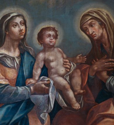 Zdjęcie nr 14: Nastawa architektoniczna, jednoosiowa, jednokondygnacyjna ze zwieńczeniem. Ołtarz prostopadłościenny, murowany, w drewnianej obudowie, z kamienną mensą. 
Antepedium ujęte profilowaną ramą, w polu malowana płycina w formie leżącego prostokąta o wklęsłych narożach, wypełniona wicią roślinną z różami, z kartuszem w centrum. W narożach przedstawienia ptaków na gałęziach. W polu kartusza ukazana półpostać Matki Boskiej Szkaplerznej unoszącej się nad duszami czyśćcowymi, na tle nieba. Retabulum ustawione na wysokim cokole, szerszym od nastawy, z wyłamanymi czterema prostopadłościanami. Nastawa ujęta parą zdwojonych pilastrów i parą stojących przed nimi kolumn o kapitelach kompozytowych, dźwigających pełne belkowanie, wyłamane na ich osi, z architrawem przyjmującym nad polem środkowym formę łuku odcinkowego. Na belkowaniu fragmenty półkolistego, przerwanego przyczółka z siedzącymi puttami. W polu centralnym wnęka w formie stojącego prostokąta zamkniętego łukiem półkolistym nadwieszonym z uskokiem, ujęta profilowaną ramą, z mniejszym obrazem Matki Boskiej z Dzieciątkiem w kształcie stojącego prostokąta. Powyżej, w podłuczu monogram Marii. Nad wnęką, w polu belkowania rocaille&#039;owy kartusz z napisem „SANCTA MARIA / ORA PRO NOBIS”. Na skrajnych partiach cokołu ustawione figury św. Joachima i św. Józefa. Zwieńczenie w formie zbliżonej do trapezu, ujętego spływami wolutowymi, zamkniętego fragmentem gzymsu w formie łuku półkolistego nadwieszonego. Flankowane liśćmi palmowymi, gzyms dekorowany rocaille&#039;m. W polu obraz Matki Boskiej Szkaplerznej ze św. Szymonem Stockiem i św. Teresą z Avili w formie analogicznej do zwieńczenia, w profilowanej ramie. Struktura polichromowana na sposób imitujący marmoryzację w kolorze niebiesko-czarnym, profile i ornamentyka złocone, detal srebrzony. 


