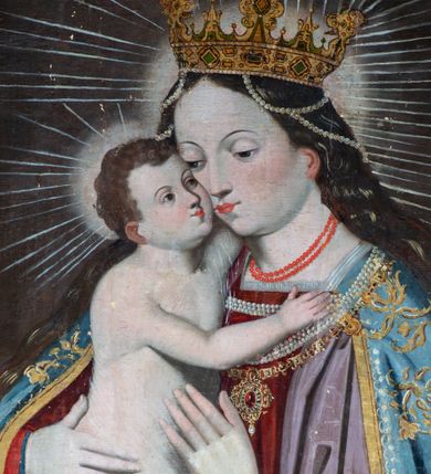 Zdjęcie nr 8: Nastawa architektoniczna, jednoosiowa, jednokondygnacyjna ze zwieńczeniem. Ołtarz prostopadłościenny, murowany, w drewnianej obudowie, z kamienną mensą. 
Antepedium ujęte profilowaną ramą, w polu malowana płycina w formie leżącego prostokąta o wklęsłych narożach, wypełniona wicią roślinną z różami, z kartuszem w centrum. W narożach przedstawienia ptaków na gałęziach. W polu kartusza ukazana półpostać Matki Boskiej Szkaplerznej unoszącej się nad duszami czyśćcowymi, na tle nieba. Retabulum ustawione na wysokim cokole, szerszym od nastawy, z wyłamanymi czterema prostopadłościanami. Nastawa ujęta parą zdwojonych pilastrów i parą stojących przed nimi kolumn o kapitelach kompozytowych, dźwigających pełne belkowanie, wyłamane na ich osi, z architrawem przyjmującym nad polem środkowym formę łuku odcinkowego. Na belkowaniu fragmenty półkolistego, przerwanego przyczółka z siedzącymi puttami. W polu centralnym wnęka w formie stojącego prostokąta zamkniętego łukiem półkolistym nadwieszonym z uskokiem, ujęta profilowaną ramą, z mniejszym obrazem Matki Boskiej z Dzieciątkiem w kształcie stojącego prostokąta. Powyżej, w podłuczu monogram Marii. Nad wnęką, w polu belkowania rocaille'owy kartusz z napisem „SANCTA MARIA / ORA PRO NOBIS”. Na skrajnych partiach cokołu ustawione figury św. Joachima i św. Józefa. Zwieńczenie w formie zbliżonej do trapezu, ujętego spływami wolutowymi, zamkniętego fragmentem gzymsu w formie łuku półkolistego nadwieszonego. Flankowane liśćmi palmowymi, gzyms dekorowany rocaille'm. W polu obraz Matki Boskiej Szkaplerznej ze św. Szymonem Stockiem i św. Teresą z Avili w formie analogicznej do zwieńczenia, w profilowanej ramie. Struktura polichromowana na sposób imitujący marmoryzację w kolorze niebiesko-czarnym, profile i ornamentyka złocone, detal srebrzony. 


