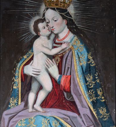 Zdjęcie nr 5: Nastawa architektoniczna, jednoosiowa, jednokondygnacyjna ze zwieńczeniem. Ołtarz prostopadłościenny, murowany, w drewnianej obudowie, z kamienną mensą. 
Antepedium ujęte profilowaną ramą, w polu malowana płycina w formie leżącego prostokąta o wklęsłych narożach, wypełniona wicią roślinną z różami, z kartuszem w centrum. W narożach przedstawienia ptaków na gałęziach. W polu kartusza ukazana półpostać Matki Boskiej Szkaplerznej unoszącej się nad duszami czyśćcowymi, na tle nieba. Retabulum ustawione na wysokim cokole, szerszym od nastawy, z wyłamanymi czterema prostopadłościanami. Nastawa ujęta parą zdwojonych pilastrów i parą stojących przed nimi kolumn o kapitelach kompozytowych, dźwigających pełne belkowanie, wyłamane na ich osi, z architrawem przyjmującym nad polem środkowym formę łuku odcinkowego. Na belkowaniu fragmenty półkolistego, przerwanego przyczółka z siedzącymi puttami. W polu centralnym wnęka w formie stojącego prostokąta zamkniętego łukiem półkolistym nadwieszonym z uskokiem, ujęta profilowaną ramą, z mniejszym obrazem Matki Boskiej z Dzieciątkiem w kształcie stojącego prostokąta. Powyżej, w podłuczu monogram Marii. Nad wnęką, w polu belkowania rocaille'owy kartusz z napisem „SANCTA MARIA / ORA PRO NOBIS”. Na skrajnych partiach cokołu ustawione figury św. Joachima i św. Józefa. Zwieńczenie w formie zbliżonej do trapezu, ujętego spływami wolutowymi, zamkniętego fragmentem gzymsu w formie łuku półkolistego nadwieszonego. Flankowane liśćmi palmowymi, gzyms dekorowany rocaille'm. W polu obraz Matki Boskiej Szkaplerznej ze św. Szymonem Stockiem i św. Teresą z Avili w formie analogicznej do zwieńczenia, w profilowanej ramie. Struktura polichromowana na sposób imitujący marmoryzację w kolorze niebiesko-czarnym, profile i ornamentyka złocone, detal srebrzony. 


