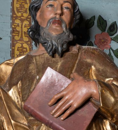 Zdjęcie nr 37: Nastawa architektoniczna, jednoosiowa, jednokondygnacyjna ze zwieńczeniem. Ołtarz prostopadłościenny, murowany, w drewnianej obudowie, z kamienną mensą. 
Antepedium ujęte profilowaną ramą, w polu malowana płycina w formie leżącego prostokąta o wklęsłych narożach, wypełniona wicią roślinną z różami, z kartuszem w centrum. W narożach przedstawienia ptaków na gałęziach. W polu kartusza ukazana półpostać Matki Boskiej Szkaplerznej unoszącej się nad duszami czyśćcowymi, na tle nieba. Retabulum ustawione na wysokim cokole, szerszym od nastawy, z wyłamanymi czterema prostopadłościanami. Nastawa ujęta parą zdwojonych pilastrów i parą stojących przed nimi kolumn o kapitelach kompozytowych, dźwigających pełne belkowanie, wyłamane na ich osi, z architrawem przyjmującym nad polem środkowym formę łuku odcinkowego. Na belkowaniu fragmenty półkolistego, przerwanego przyczółka z siedzącymi puttami. W polu centralnym wnęka w formie stojącego prostokąta zamkniętego łukiem półkolistym nadwieszonym z uskokiem, ujęta profilowaną ramą, z mniejszym obrazem Matki Boskiej z Dzieciątkiem w kształcie stojącego prostokąta. Powyżej, w podłuczu monogram Marii. Nad wnęką, w polu belkowania rocaille&#039;owy kartusz z napisem „SANCTA MARIA / ORA PRO NOBIS”. Na skrajnych partiach cokołu ustawione figury św. Joachima i św. Józefa. Zwieńczenie w formie zbliżonej do trapezu, ujętego spływami wolutowymi, zamkniętego fragmentem gzymsu w formie łuku półkolistego nadwieszonego. Flankowane liśćmi palmowymi, gzyms dekorowany rocaille&#039;m. W polu obraz Matki Boskiej Szkaplerznej ze św. Szymonem Stockiem i św. Teresą z Avili w formie analogicznej do zwieńczenia, w profilowanej ramie. Struktura polichromowana na sposób imitujący marmoryzację w kolorze niebiesko-czarnym, profile i ornamentyka złocone, detal srebrzony. 


