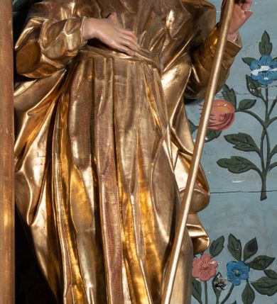 Zdjęcie nr 43: Nastawa architektoniczna, jednoosiowa, jednokondygnacyjna ze zwieńczeniem. Ołtarz prostopadłościenny, murowany, w drewnianej obudowie, z kamienną mensą. 
Antepedium ujęte profilowaną ramą, w polu malowana płycina w formie leżącego prostokąta o wklęsłych narożach, wypełniona wicią roślinną z różami, z kartuszem w centrum. W narożach przedstawienia ptaków na gałęziach. W polu kartusza ukazana półpostać Matki Boskiej Szkaplerznej unoszącej się nad duszami czyśćcowymi, na tle nieba. Retabulum ustawione na wysokim cokole, szerszym od nastawy, z wyłamanymi czterema prostopadłościanami. Nastawa ujęta parą zdwojonych pilastrów i parą stojących przed nimi kolumn o kapitelach kompozytowych, dźwigających pełne belkowanie, wyłamane na ich osi, z architrawem przyjmującym nad polem środkowym formę łuku odcinkowego. Na belkowaniu fragmenty półkolistego, przerwanego przyczółka z siedzącymi puttami. W polu centralnym wnęka w formie stojącego prostokąta zamkniętego łukiem półkolistym nadwieszonym z uskokiem, ujęta profilowaną ramą, z mniejszym obrazem Matki Boskiej z Dzieciątkiem w kształcie stojącego prostokąta. Powyżej, w podłuczu monogram Marii. Nad wnęką, w polu belkowania rocaille&#039;owy kartusz z napisem „SANCTA MARIA / ORA PRO NOBIS”. Na skrajnych partiach cokołu ustawione figury św. Joachima i św. Józefa. Zwieńczenie w formie zbliżonej do trapezu, ujętego spływami wolutowymi, zamkniętego fragmentem gzymsu w formie łuku półkolistego nadwieszonego. Flankowane liśćmi palmowymi, gzyms dekorowany rocaille&#039;m. W polu obraz Matki Boskiej Szkaplerznej ze św. Szymonem Stockiem i św. Teresą z Avili w formie analogicznej do zwieńczenia, w profilowanej ramie. Struktura polichromowana na sposób imitujący marmoryzację w kolorze niebiesko-czarnym, profile i ornamentyka złocone, detal srebrzony. 


