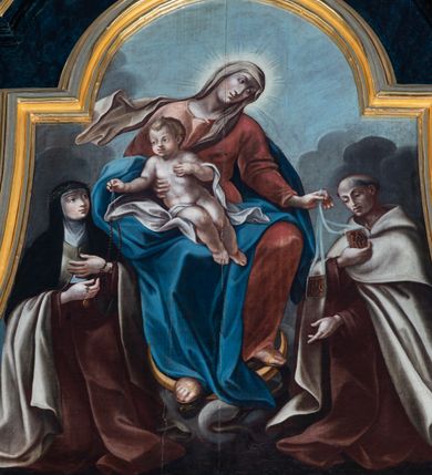 Zdjęcie nr 21: Nastawa architektoniczna, jednoosiowa, jednokondygnacyjna ze zwieńczeniem. Ołtarz prostopadłościenny, murowany, w drewnianej obudowie, z kamienną mensą. 
Antepedium ujęte profilowaną ramą, w polu malowana płycina w formie leżącego prostokąta o wklęsłych narożach, wypełniona wicią roślinną z różami, z kartuszem w centrum. W narożach przedstawienia ptaków na gałęziach. W polu kartusza ukazana półpostać Matki Boskiej Szkaplerznej unoszącej się nad duszami czyśćcowymi, na tle nieba. Retabulum ustawione na wysokim cokole, szerszym od nastawy, z wyłamanymi czterema prostopadłościanami. Nastawa ujęta parą zdwojonych pilastrów i parą stojących przed nimi kolumn o kapitelach kompozytowych, dźwigających pełne belkowanie, wyłamane na ich osi, z architrawem przyjmującym nad polem środkowym formę łuku odcinkowego. Na belkowaniu fragmenty półkolistego, przerwanego przyczółka z siedzącymi puttami. W polu centralnym wnęka w formie stojącego prostokąta zamkniętego łukiem półkolistym nadwieszonym z uskokiem, ujęta profilowaną ramą, z mniejszym obrazem Matki Boskiej z Dzieciątkiem w kształcie stojącego prostokąta. Powyżej, w podłuczu monogram Marii. Nad wnęką, w polu belkowania rocaille&#039;owy kartusz z napisem „SANCTA MARIA / ORA PRO NOBIS”. Na skrajnych partiach cokołu ustawione figury św. Joachima i św. Józefa. Zwieńczenie w formie zbliżonej do trapezu, ujętego spływami wolutowymi, zamkniętego fragmentem gzymsu w formie łuku półkolistego nadwieszonego. Flankowane liśćmi palmowymi, gzyms dekorowany rocaille&#039;m. W polu obraz Matki Boskiej Szkaplerznej ze św. Szymonem Stockiem i św. Teresą z Avili w formie analogicznej do zwieńczenia, w profilowanej ramie. Struktura polichromowana na sposób imitujący marmoryzację w kolorze niebiesko-czarnym, profile i ornamentyka złocone, detal srebrzony. 


