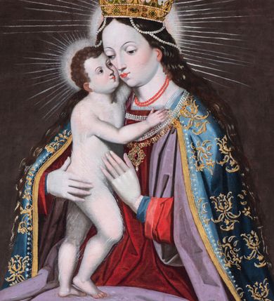 Zdjęcie nr 7: Nastawa architektoniczna, jednoosiowa, jednokondygnacyjna ze zwieńczeniem. Ołtarz prostopadłościenny, murowany, w drewnianej obudowie, z kamienną mensą. 
Antepedium ujęte profilowaną ramą, w polu malowana płycina w formie leżącego prostokąta o wklęsłych narożach, wypełniona wicią roślinną z różami, z kartuszem w centrum. W narożach przedstawienia ptaków na gałęziach. W polu kartusza ukazana półpostać Matki Boskiej Szkaplerznej unoszącej się nad duszami czyśćcowymi, na tle nieba. Retabulum ustawione na wysokim cokole, szerszym od nastawy, z wyłamanymi czterema prostopadłościanami. Nastawa ujęta parą zdwojonych pilastrów i parą stojących przed nimi kolumn o kapitelach kompozytowych, dźwigających pełne belkowanie, wyłamane na ich osi, z architrawem przyjmującym nad polem środkowym formę łuku odcinkowego. Na belkowaniu fragmenty półkolistego, przerwanego przyczółka z siedzącymi puttami. W polu centralnym wnęka w formie stojącego prostokąta zamkniętego łukiem półkolistym nadwieszonym z uskokiem, ujęta profilowaną ramą, z mniejszym obrazem Matki Boskiej z Dzieciątkiem w kształcie stojącego prostokąta. Powyżej, w podłuczu monogram Marii. Nad wnęką, w polu belkowania rocaille'owy kartusz z napisem „SANCTA MARIA / ORA PRO NOBIS”. Na skrajnych partiach cokołu ustawione figury św. Joachima i św. Józefa. Zwieńczenie w formie zbliżonej do trapezu, ujętego spływami wolutowymi, zamkniętego fragmentem gzymsu w formie łuku półkolistego nadwieszonego. Flankowane liśćmi palmowymi, gzyms dekorowany rocaille'm. W polu obraz Matki Boskiej Szkaplerznej ze św. Szymonem Stockiem i św. Teresą z Avili w formie analogicznej do zwieńczenia, w profilowanej ramie. Struktura polichromowana na sposób imitujący marmoryzację w kolorze niebiesko-czarnym, profile i ornamentyka złocone, detal srebrzony. 


