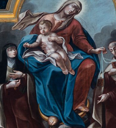 Zdjęcie nr 23: Nastawa architektoniczna, jednoosiowa, jednokondygnacyjna ze zwieńczeniem. Ołtarz prostopadłościenny, murowany, w drewnianej obudowie, z kamienną mensą. 
Antepedium ujęte profilowaną ramą, w polu malowana płycina w formie leżącego prostokąta o wklęsłych narożach, wypełniona wicią roślinną z różami, z kartuszem w centrum. W narożach przedstawienia ptaków na gałęziach. W polu kartusza ukazana półpostać Matki Boskiej Szkaplerznej unoszącej się nad duszami czyśćcowymi, na tle nieba. Retabulum ustawione na wysokim cokole, szerszym od nastawy, z wyłamanymi czterema prostopadłościanami. Nastawa ujęta parą zdwojonych pilastrów i parą stojących przed nimi kolumn o kapitelach kompozytowych, dźwigających pełne belkowanie, wyłamane na ich osi, z architrawem przyjmującym nad polem środkowym formę łuku odcinkowego. Na belkowaniu fragmenty półkolistego, przerwanego przyczółka z siedzącymi puttami. W polu centralnym wnęka w formie stojącego prostokąta zamkniętego łukiem półkolistym nadwieszonym z uskokiem, ujęta profilowaną ramą, z mniejszym obrazem Matki Boskiej z Dzieciątkiem w kształcie stojącego prostokąta. Powyżej, w podłuczu monogram Marii. Nad wnęką, w polu belkowania rocaille&#039;owy kartusz z napisem „SANCTA MARIA / ORA PRO NOBIS”. Na skrajnych partiach cokołu ustawione figury św. Joachima i św. Józefa. Zwieńczenie w formie zbliżonej do trapezu, ujętego spływami wolutowymi, zamkniętego fragmentem gzymsu w formie łuku półkolistego nadwieszonego. Flankowane liśćmi palmowymi, gzyms dekorowany rocaille&#039;m. W polu obraz Matki Boskiej Szkaplerznej ze św. Szymonem Stockiem i św. Teresą z Avili w formie analogicznej do zwieńczenia, w profilowanej ramie. Struktura polichromowana na sposób imitujący marmoryzację w kolorze niebiesko-czarnym, profile i ornamentyka złocone, detal srebrzony. 


