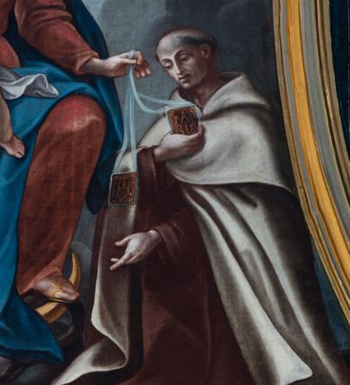 Zdjęcie nr 24: Nastawa architektoniczna, jednoosiowa, jednokondygnacyjna ze zwieńczeniem. Ołtarz prostopadłościenny, murowany, w drewnianej obudowie, z kamienną mensą. 
Antepedium ujęte profilowaną ramą, w polu malowana płycina w formie leżącego prostokąta o wklęsłych narożach, wypełniona wicią roślinną z różami, z kartuszem w centrum. W narożach przedstawienia ptaków na gałęziach. W polu kartusza ukazana półpostać Matki Boskiej Szkaplerznej unoszącej się nad duszami czyśćcowymi, na tle nieba. Retabulum ustawione na wysokim cokole, szerszym od nastawy, z wyłamanymi czterema prostopadłościanami. Nastawa ujęta parą zdwojonych pilastrów i parą stojących przed nimi kolumn o kapitelach kompozytowych, dźwigających pełne belkowanie, wyłamane na ich osi, z architrawem przyjmującym nad polem środkowym formę łuku odcinkowego. Na belkowaniu fragmenty półkolistego, przerwanego przyczółka z siedzącymi puttami. W polu centralnym wnęka w formie stojącego prostokąta zamkniętego łukiem półkolistym nadwieszonym z uskokiem, ujęta profilowaną ramą, z mniejszym obrazem Matki Boskiej z Dzieciątkiem w kształcie stojącego prostokąta. Powyżej, w podłuczu monogram Marii. Nad wnęką, w polu belkowania rocaille'owy kartusz z napisem „SANCTA MARIA / ORA PRO NOBIS”. Na skrajnych partiach cokołu ustawione figury św. Joachima i św. Józefa. Zwieńczenie w formie zbliżonej do trapezu, ujętego spływami wolutowymi, zamkniętego fragmentem gzymsu w formie łuku półkolistego nadwieszonego. Flankowane liśćmi palmowymi, gzyms dekorowany rocaille'm. W polu obraz Matki Boskiej Szkaplerznej ze św. Szymonem Stockiem i św. Teresą z Avili w formie analogicznej do zwieńczenia, w profilowanej ramie. Struktura polichromowana na sposób imitujący marmoryzację w kolorze niebiesko-czarnym, profile i ornamentyka złocone, detal srebrzony. 


