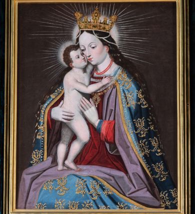 Zdjęcie nr 4: Nastawa architektoniczna, jednoosiowa, jednokondygnacyjna ze zwieńczeniem. Ołtarz prostopadłościenny, murowany, w drewnianej obudowie, z kamienną mensą. 
Antepedium ujęte profilowaną ramą, w polu malowana płycina w formie leżącego prostokąta o wklęsłych narożach, wypełniona wicią roślinną z różami, z kartuszem w centrum. W narożach przedstawienia ptaków na gałęziach. W polu kartusza ukazana półpostać Matki Boskiej Szkaplerznej unoszącej się nad duszami czyśćcowymi, na tle nieba. Retabulum ustawione na wysokim cokole, szerszym od nastawy, z wyłamanymi czterema prostopadłościanami. Nastawa ujęta parą zdwojonych pilastrów i parą stojących przed nimi kolumn o kapitelach kompozytowych, dźwigających pełne belkowanie, wyłamane na ich osi, z architrawem przyjmującym nad polem środkowym formę łuku odcinkowego. Na belkowaniu fragmenty półkolistego, przerwanego przyczółka z siedzącymi puttami. W polu centralnym wnęka w formie stojącego prostokąta zamkniętego łukiem półkolistym nadwieszonym z uskokiem, ujęta profilowaną ramą, z mniejszym obrazem Matki Boskiej z Dzieciątkiem w kształcie stojącego prostokąta. Powyżej, w podłuczu monogram Marii. Nad wnęką, w polu belkowania rocaille'owy kartusz z napisem „SANCTA MARIA / ORA PRO NOBIS”. Na skrajnych partiach cokołu ustawione figury św. Joachima i św. Józefa. Zwieńczenie w formie zbliżonej do trapezu, ujętego spływami wolutowymi, zamkniętego fragmentem gzymsu w formie łuku półkolistego nadwieszonego. Flankowane liśćmi palmowymi, gzyms dekorowany rocaille'm. W polu obraz Matki Boskiej Szkaplerznej ze św. Szymonem Stockiem i św. Teresą z Avili w formie analogicznej do zwieńczenia, w profilowanej ramie. Struktura polichromowana na sposób imitujący marmoryzację w kolorze niebiesko-czarnym, profile i ornamentyka złocone, detal srebrzony. 


