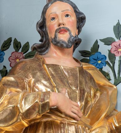 Zdjęcie nr 42: Nastawa architektoniczna, jednoosiowa, jednokondygnacyjna ze zwieńczeniem. Ołtarz prostopadłościenny, murowany, w drewnianej obudowie, z kamienną mensą. 
Antepedium ujęte profilowaną ramą, w polu malowana płycina w formie leżącego prostokąta o wklęsłych narożach, wypełniona wicią roślinną z różami, z kartuszem w centrum. W narożach przedstawienia ptaków na gałęziach. W polu kartusza ukazana półpostać Matki Boskiej Szkaplerznej unoszącej się nad duszami czyśćcowymi, na tle nieba. Retabulum ustawione na wysokim cokole, szerszym od nastawy, z wyłamanymi czterema prostopadłościanami. Nastawa ujęta parą zdwojonych pilastrów i parą stojących przed nimi kolumn o kapitelach kompozytowych, dźwigających pełne belkowanie, wyłamane na ich osi, z architrawem przyjmującym nad polem środkowym formę łuku odcinkowego. Na belkowaniu fragmenty półkolistego, przerwanego przyczółka z siedzącymi puttami. W polu centralnym wnęka w formie stojącego prostokąta zamkniętego łukiem półkolistym nadwieszonym z uskokiem, ujęta profilowaną ramą, z mniejszym obrazem Matki Boskiej z Dzieciątkiem w kształcie stojącego prostokąta. Powyżej, w podłuczu monogram Marii. Nad wnęką, w polu belkowania rocaille&#039;owy kartusz z napisem „SANCTA MARIA / ORA PRO NOBIS”. Na skrajnych partiach cokołu ustawione figury św. Joachima i św. Józefa. Zwieńczenie w formie zbliżonej do trapezu, ujętego spływami wolutowymi, zamkniętego fragmentem gzymsu w formie łuku półkolistego nadwieszonego. Flankowane liśćmi palmowymi, gzyms dekorowany rocaille&#039;m. W polu obraz Matki Boskiej Szkaplerznej ze św. Szymonem Stockiem i św. Teresą z Avili w formie analogicznej do zwieńczenia, w profilowanej ramie. Struktura polichromowana na sposób imitujący marmoryzację w kolorze niebiesko-czarnym, profile i ornamentyka złocone, detal srebrzony. 


